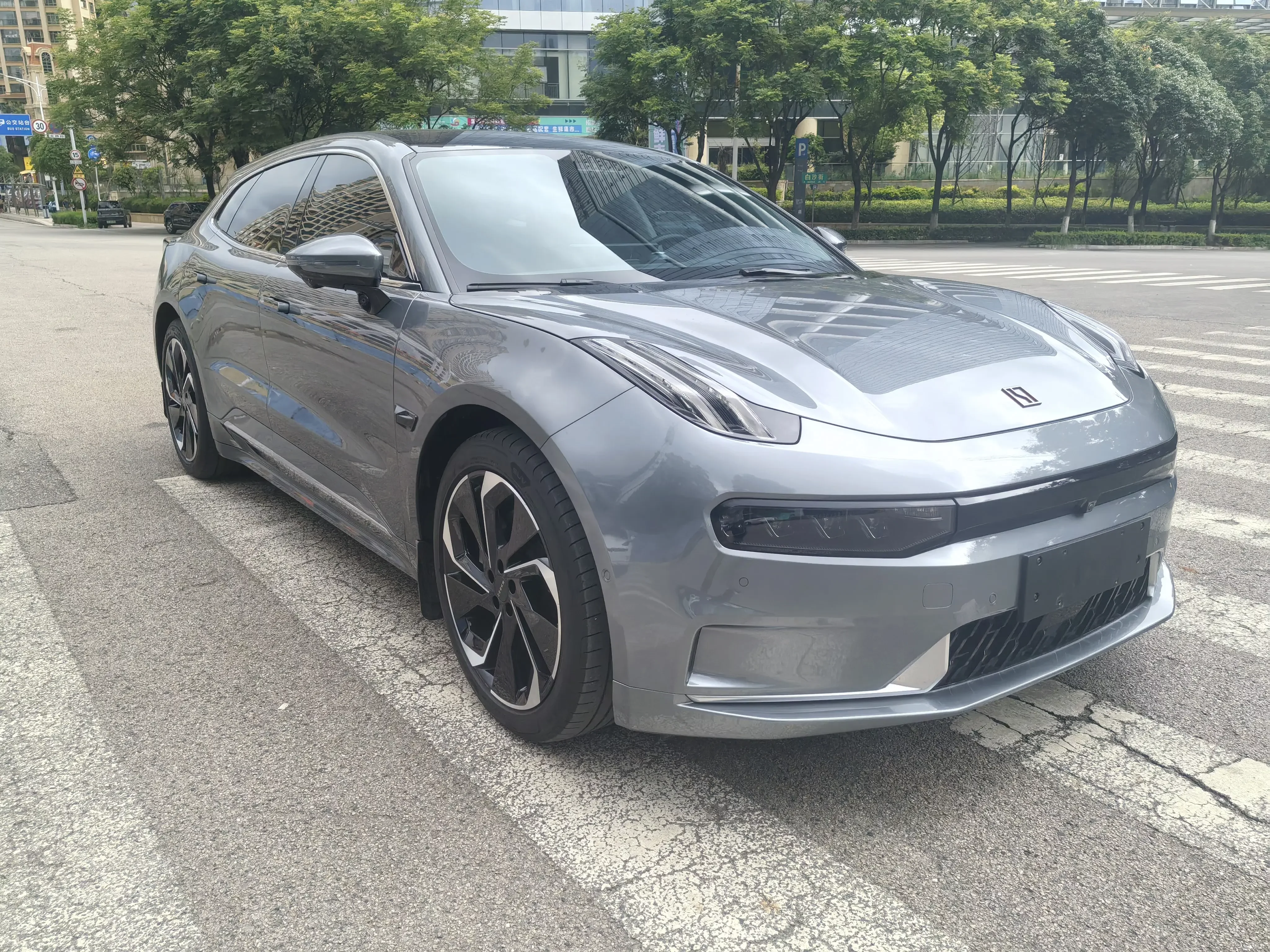 ZEEKR 001