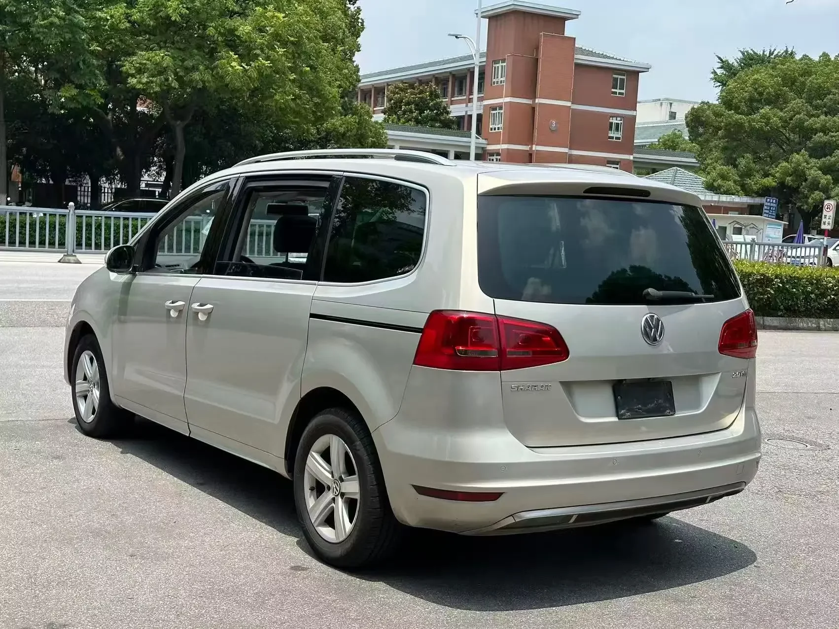 Volkswagen Sharon