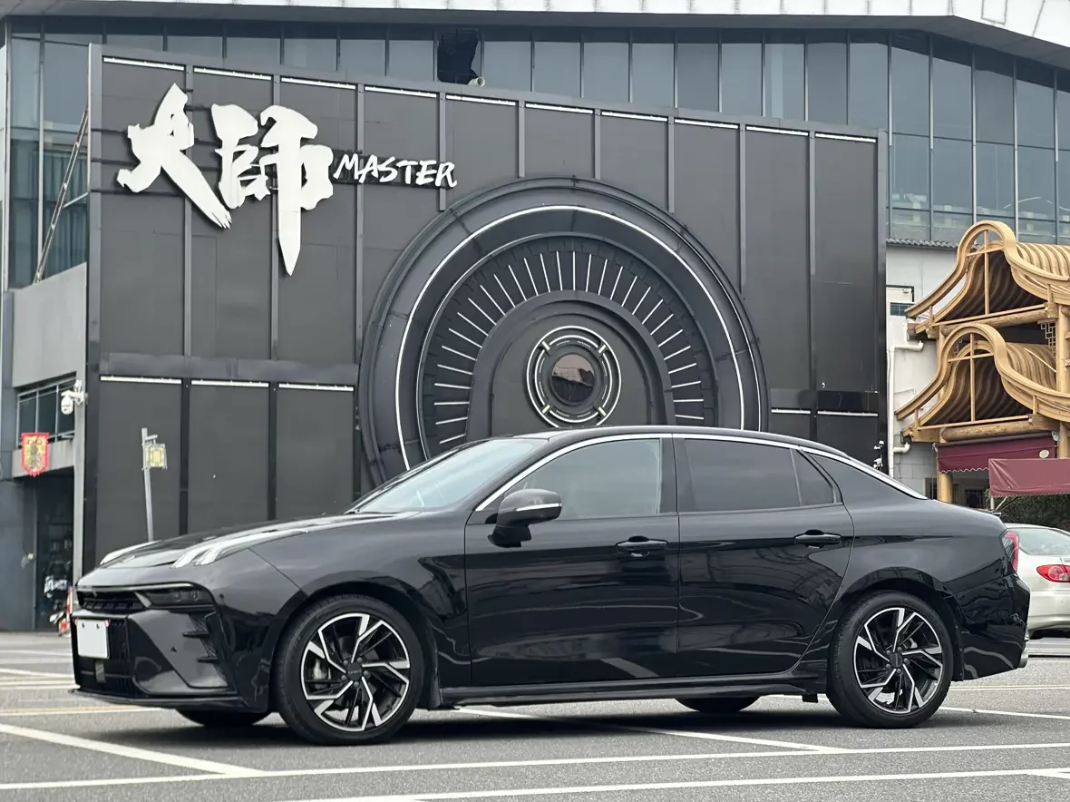 Lynk & Co 03