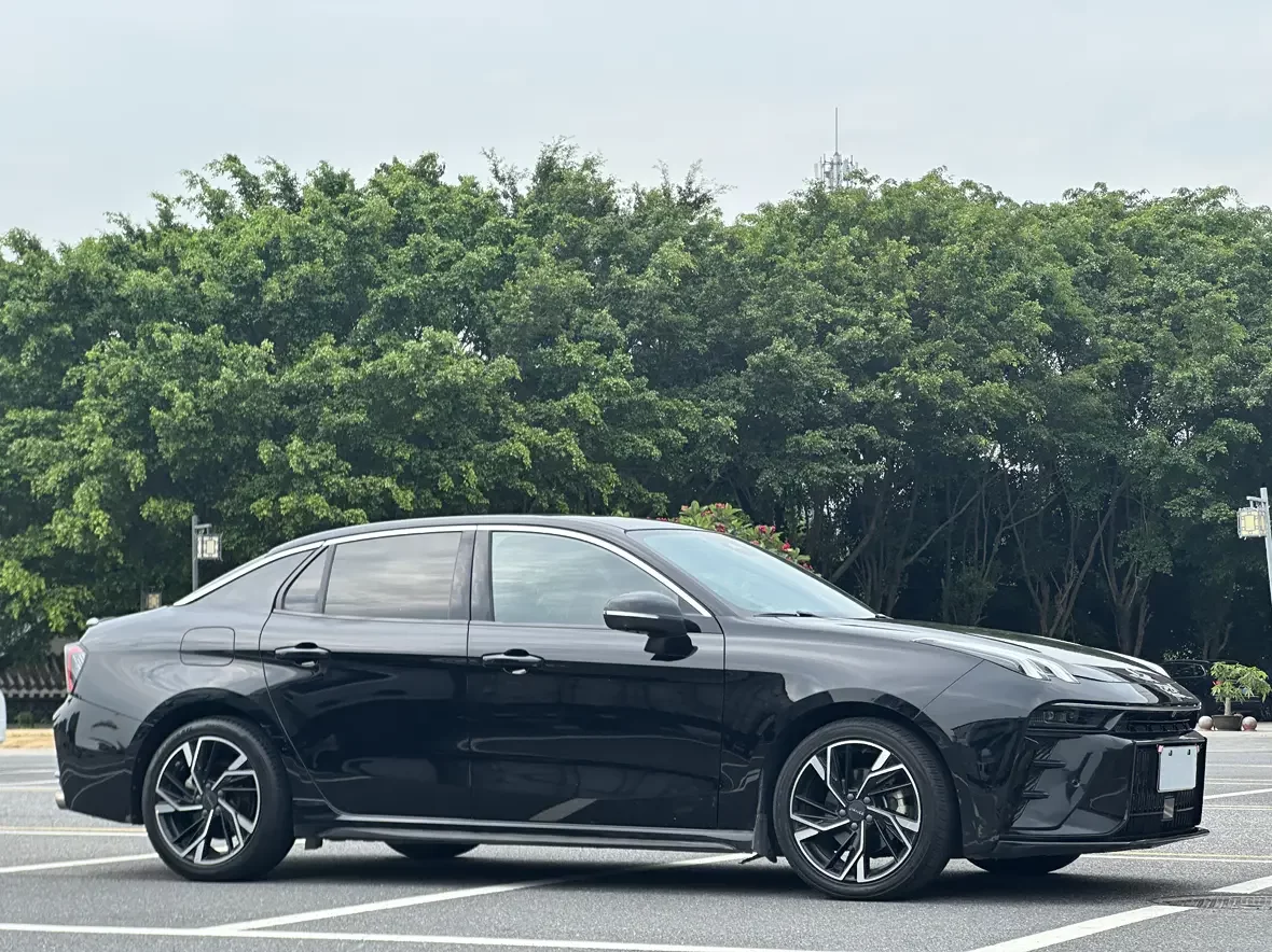 Lynk & Co 03