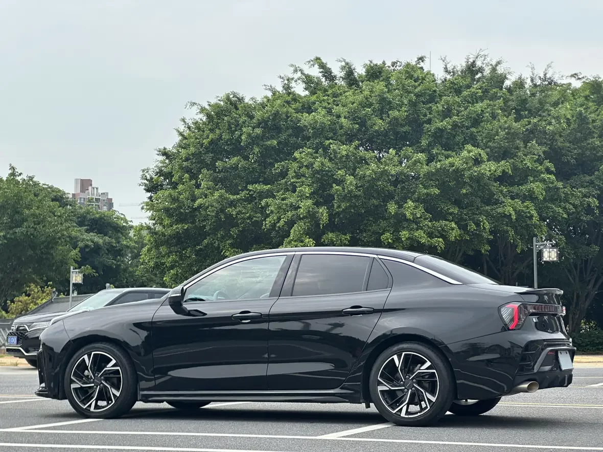 Lynk & Co 03