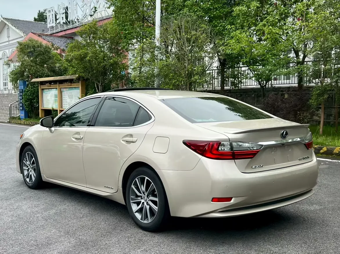 Lexus ES