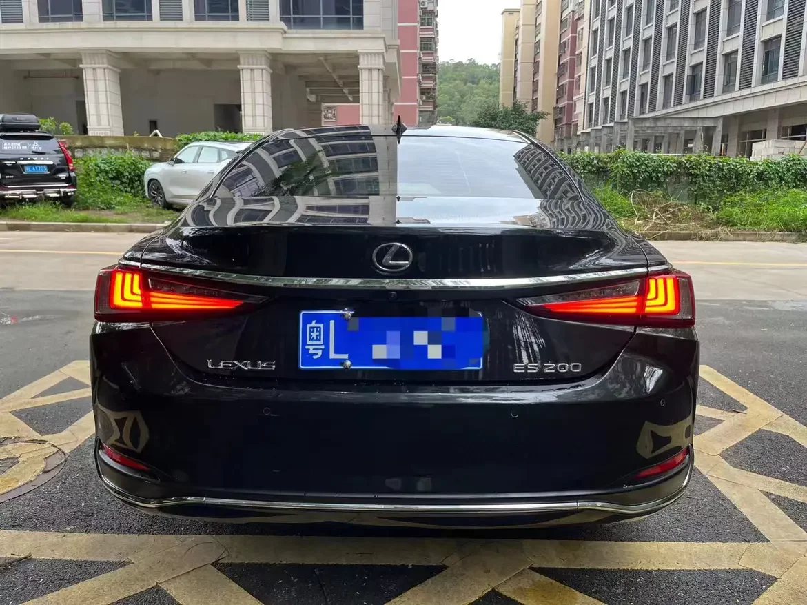 Lexus ES
