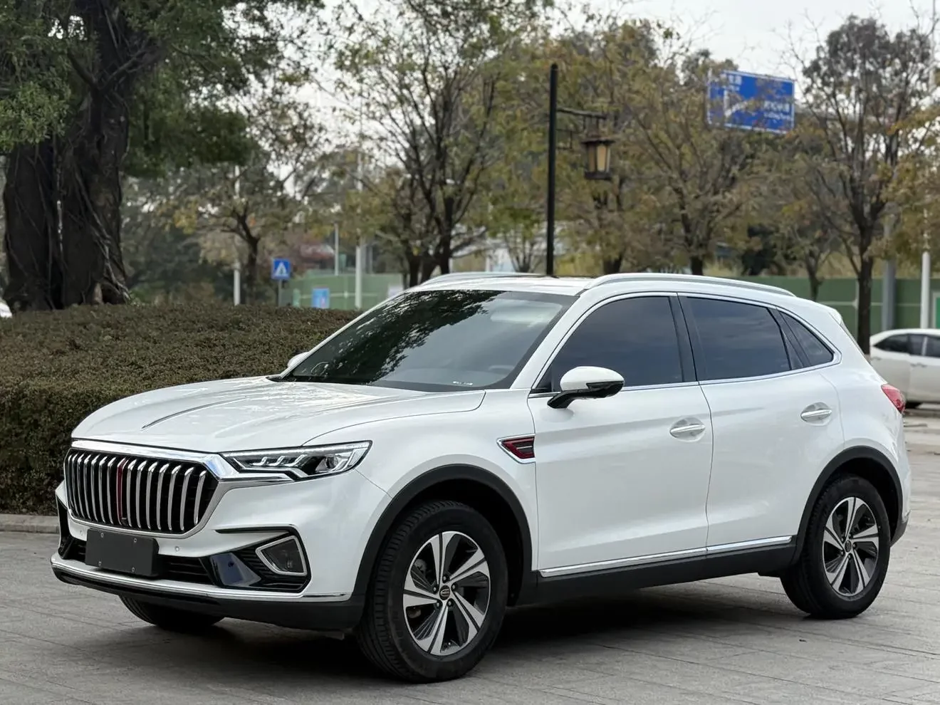 Hongqi HS5