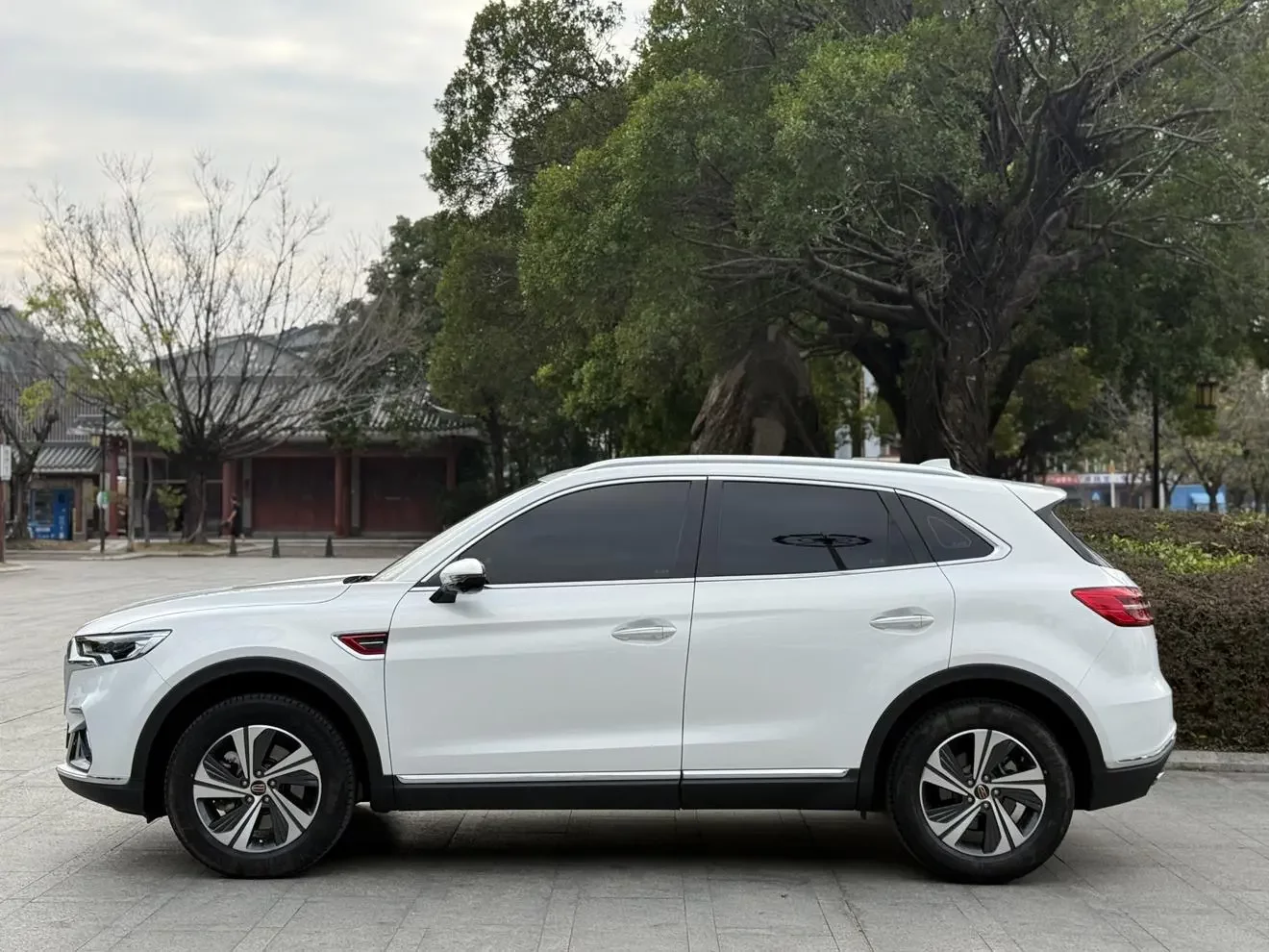 Hongqi HS5