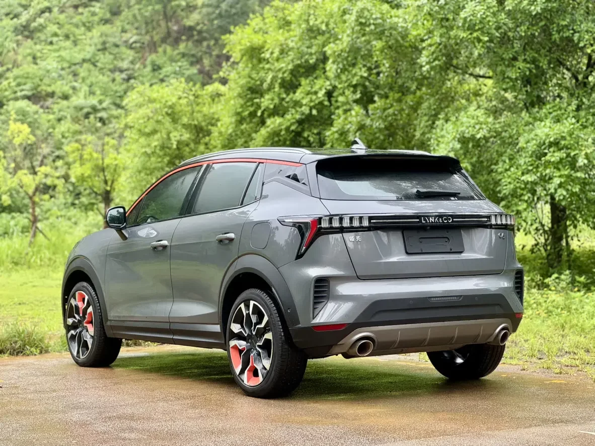 Lynk & Co 06