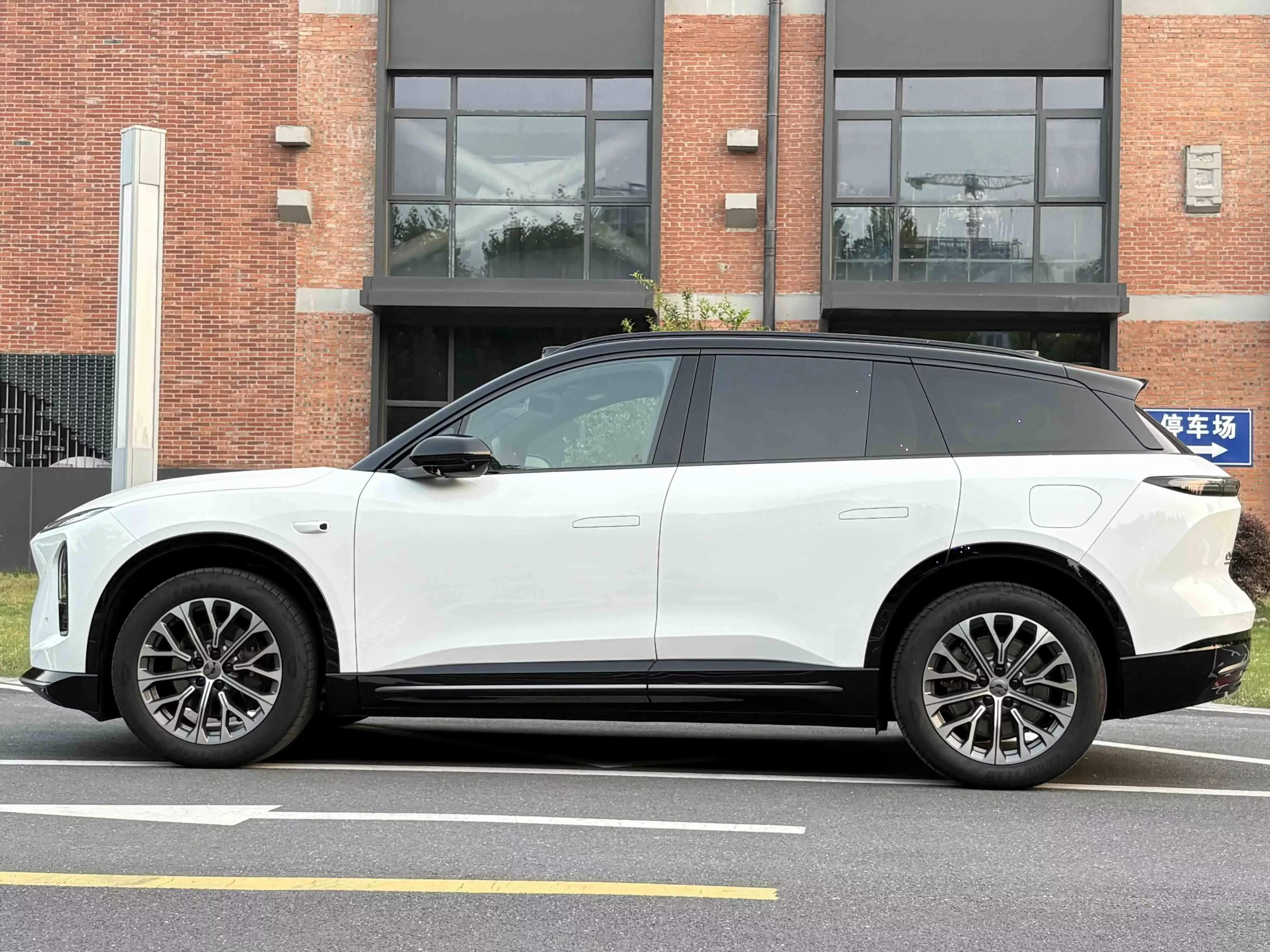 NIO ES6