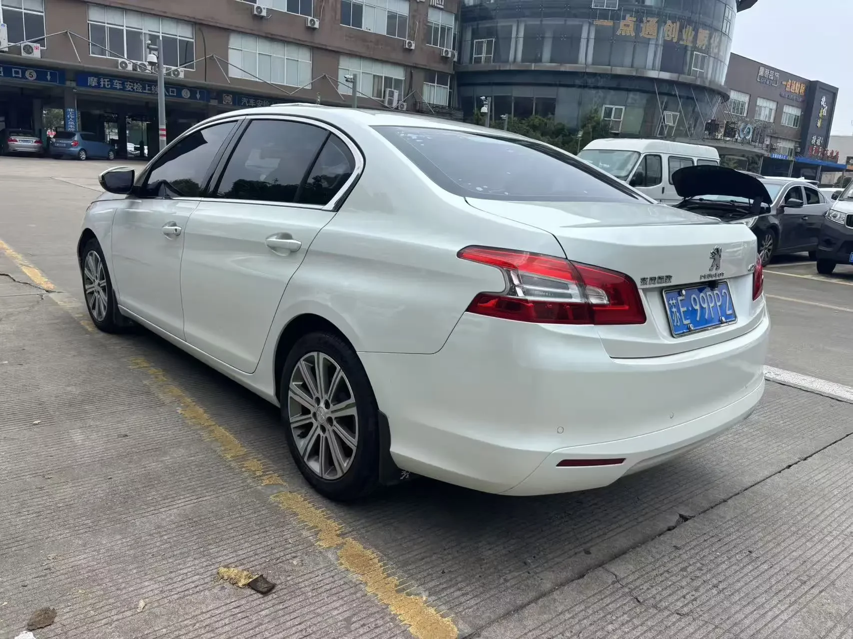 Peugeot 408