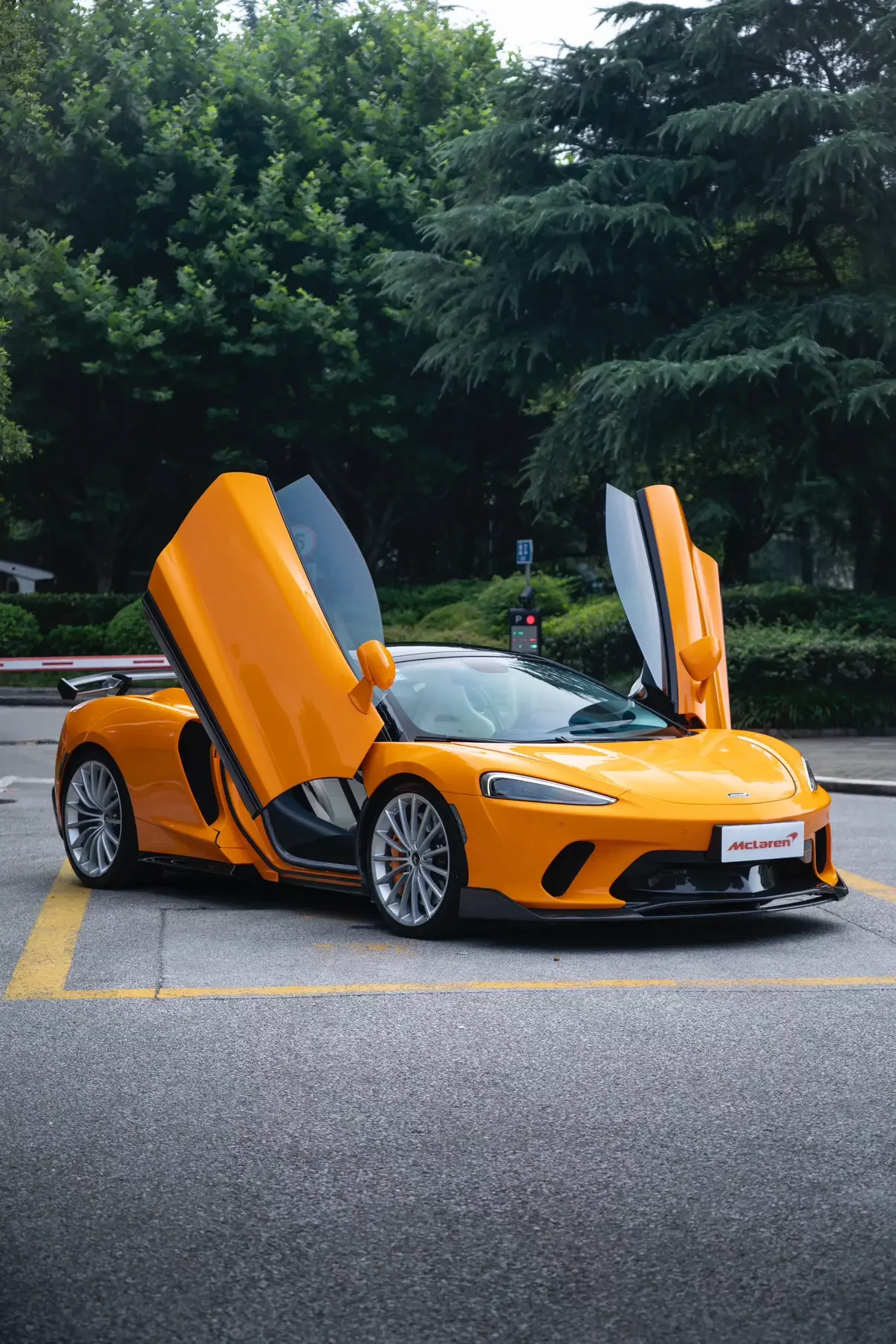McLaren GT