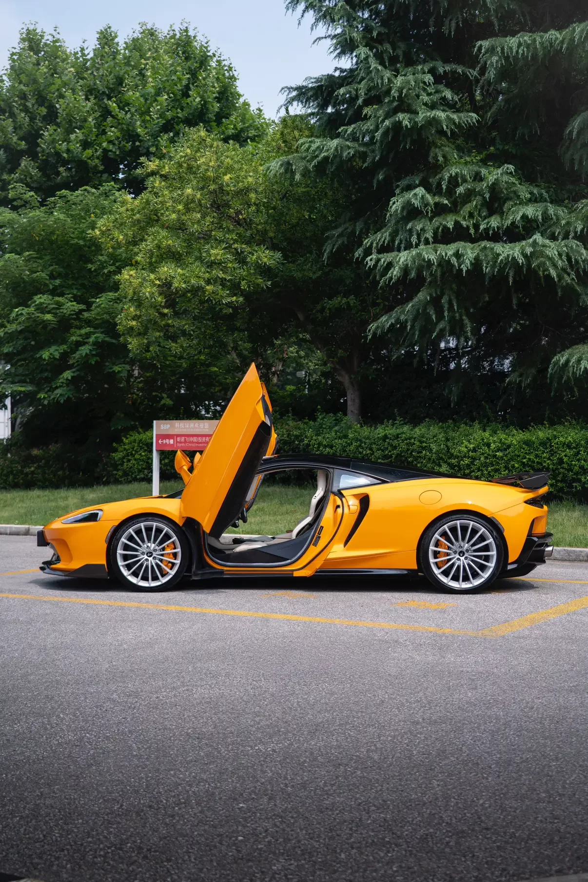 McLaren GT