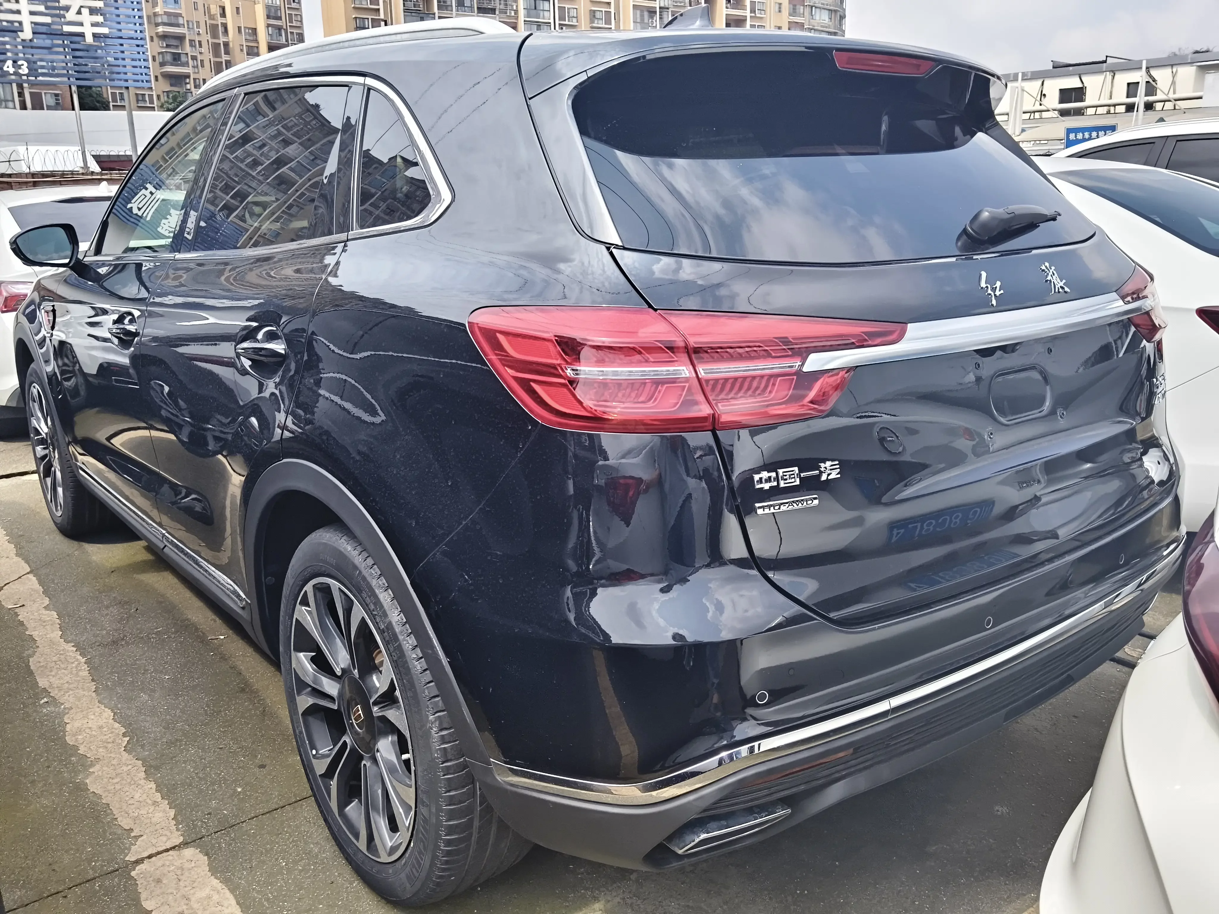 Hongqi HS5