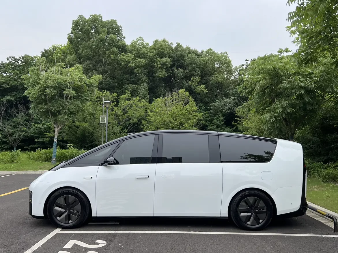 Lixiang MEGA