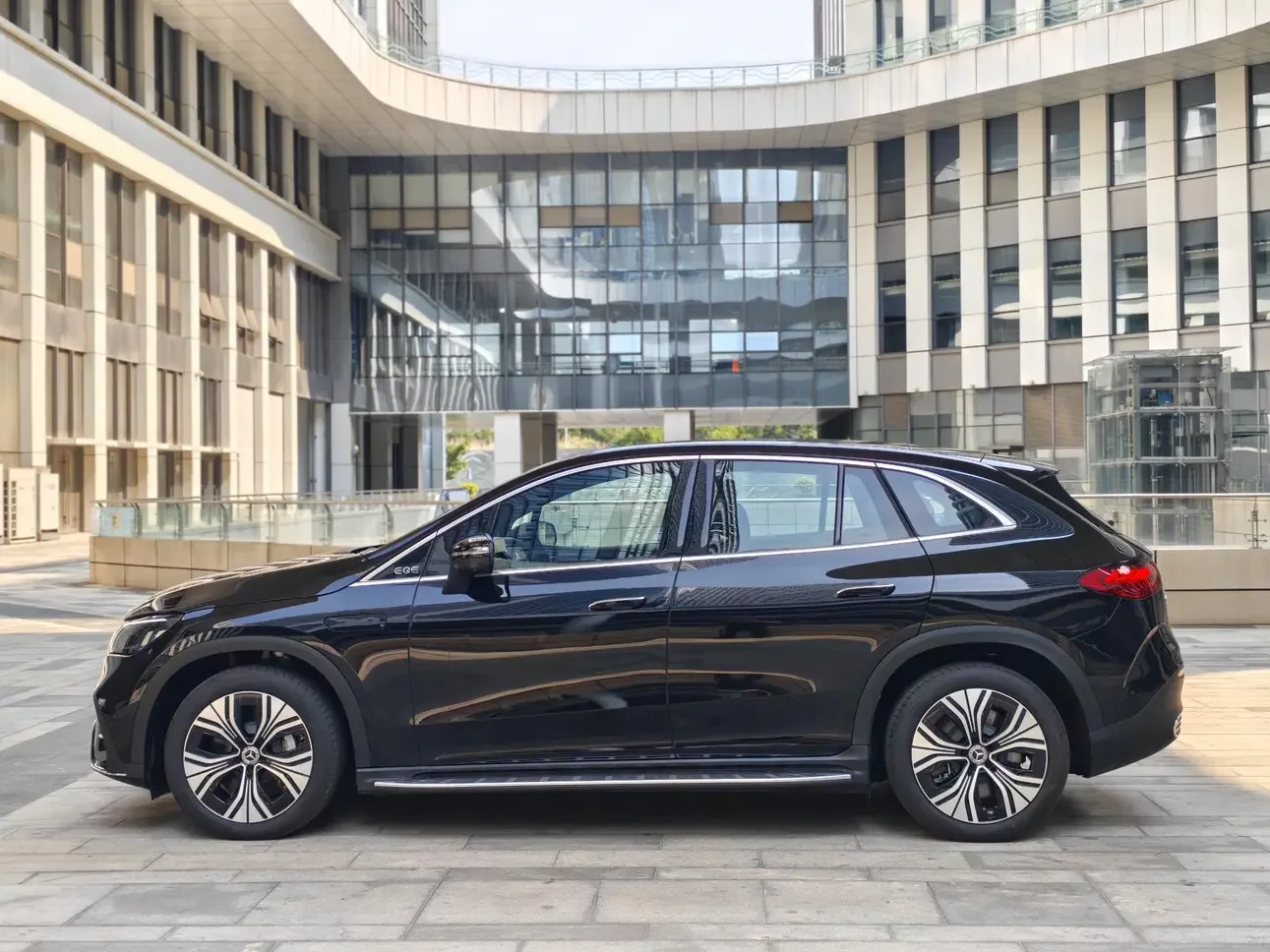 Mercedes-Benz EQE SUV