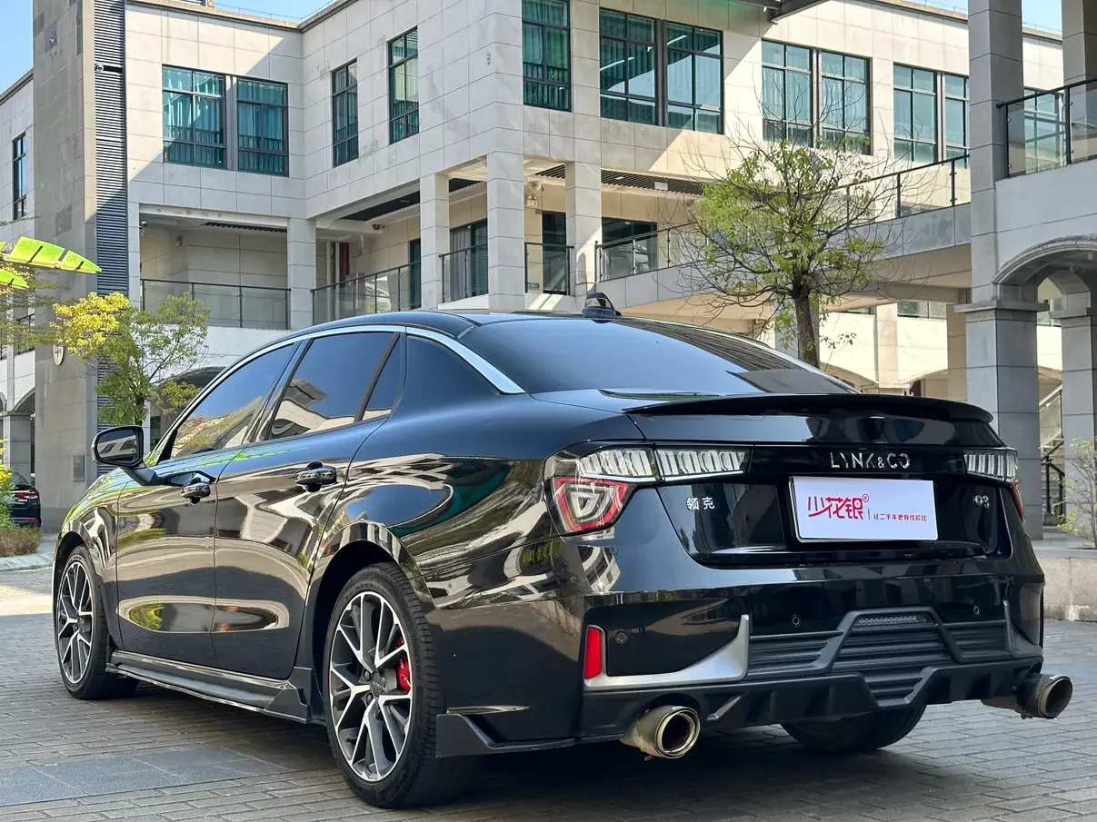 Lynk & Co 03
