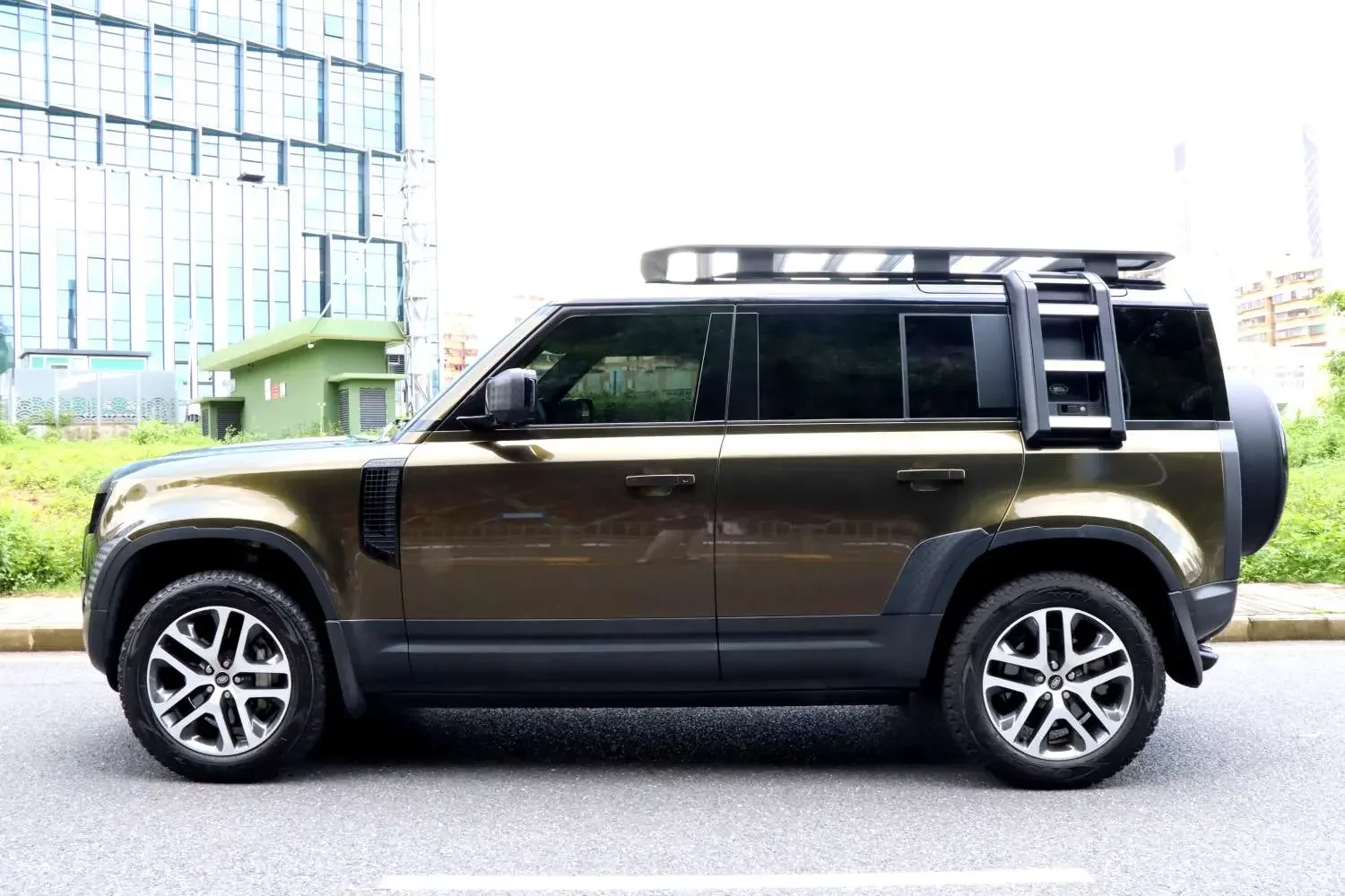 Land Rover guard