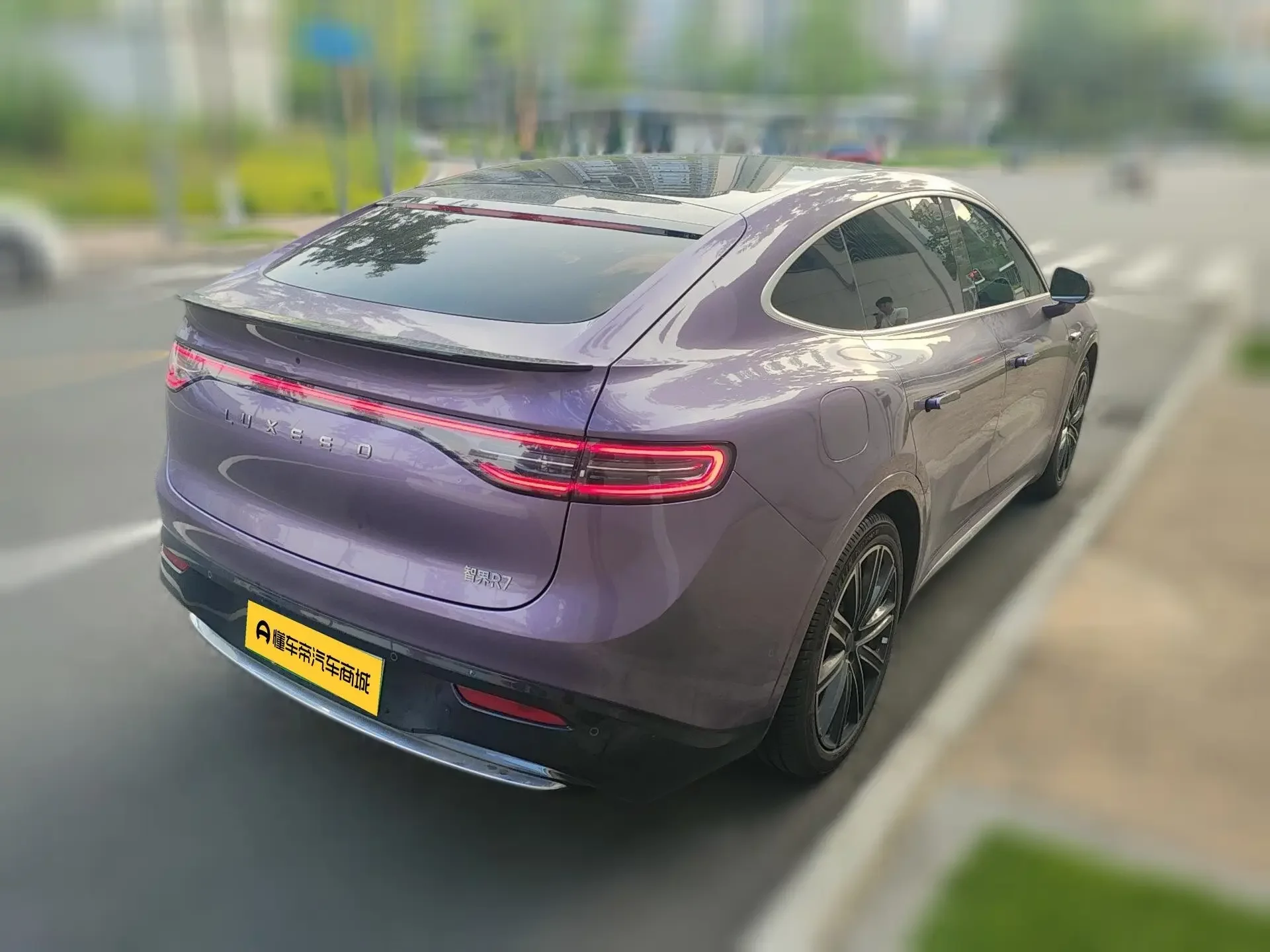 Luxeed Zhijie R7
