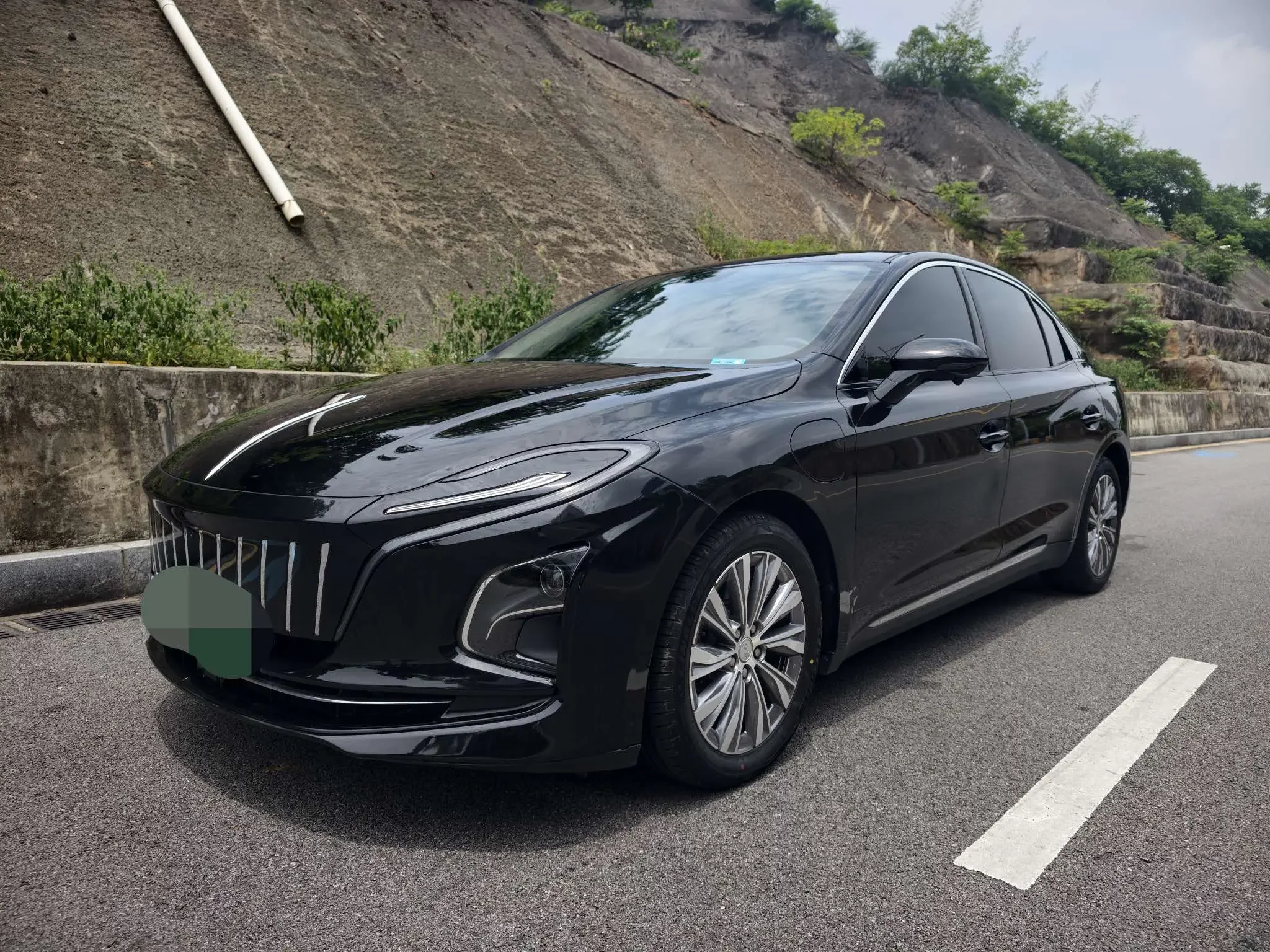 Hongqi E-QM5