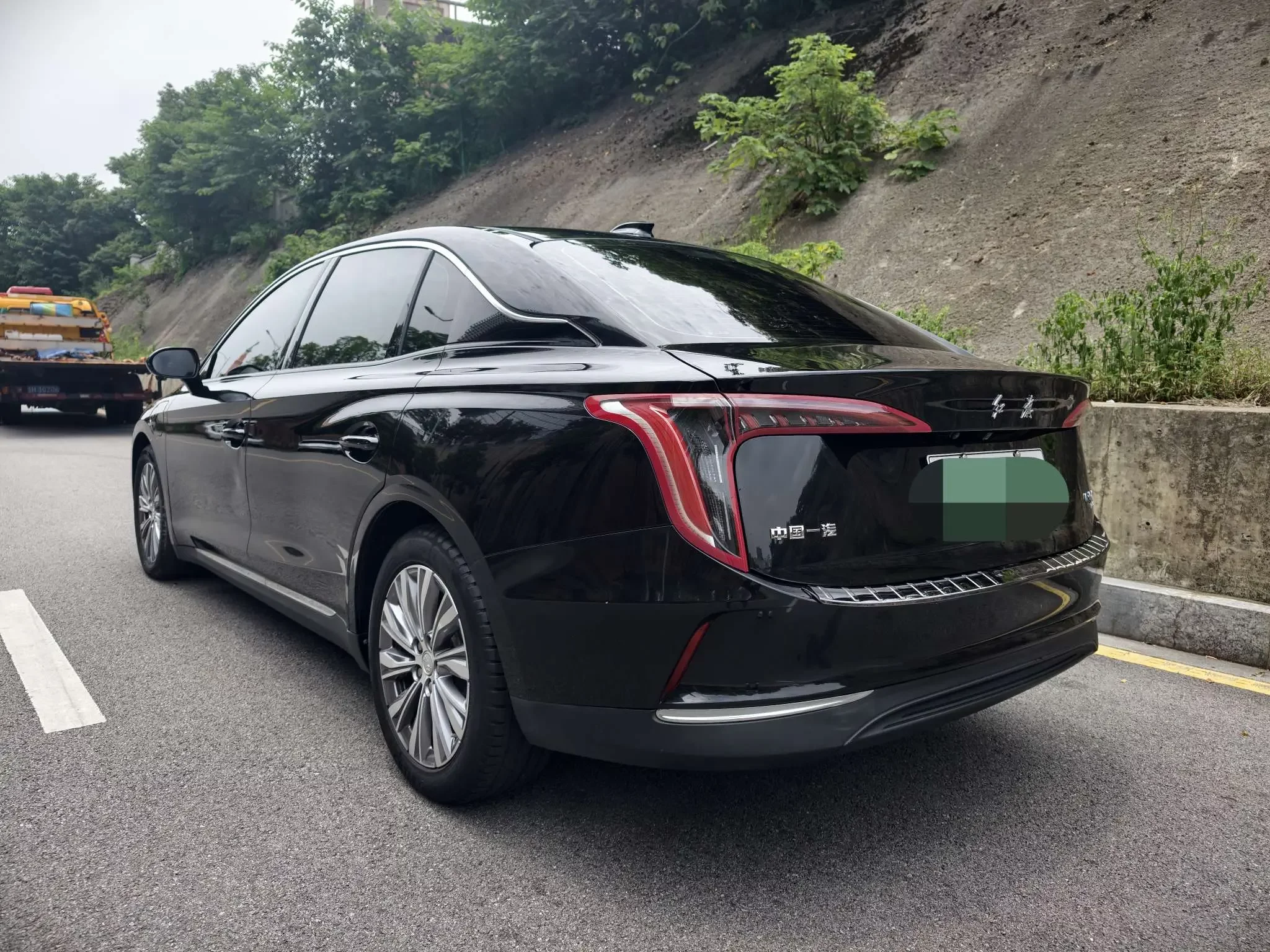 Hongqi E-QM5