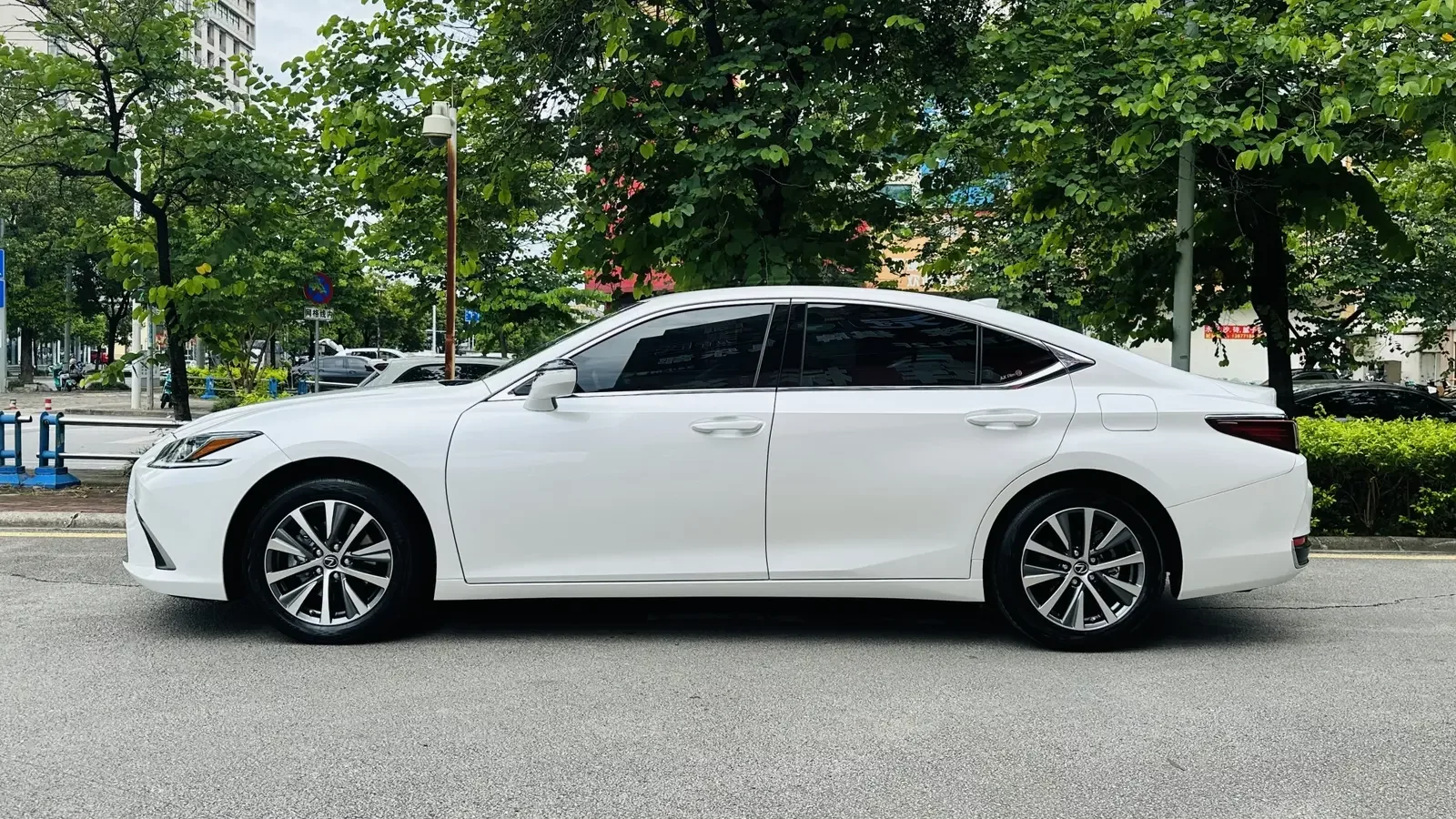Lexus ES