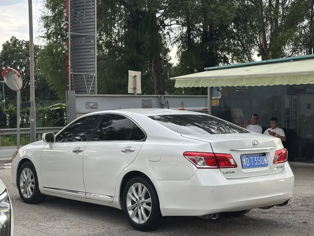 Lexus ES