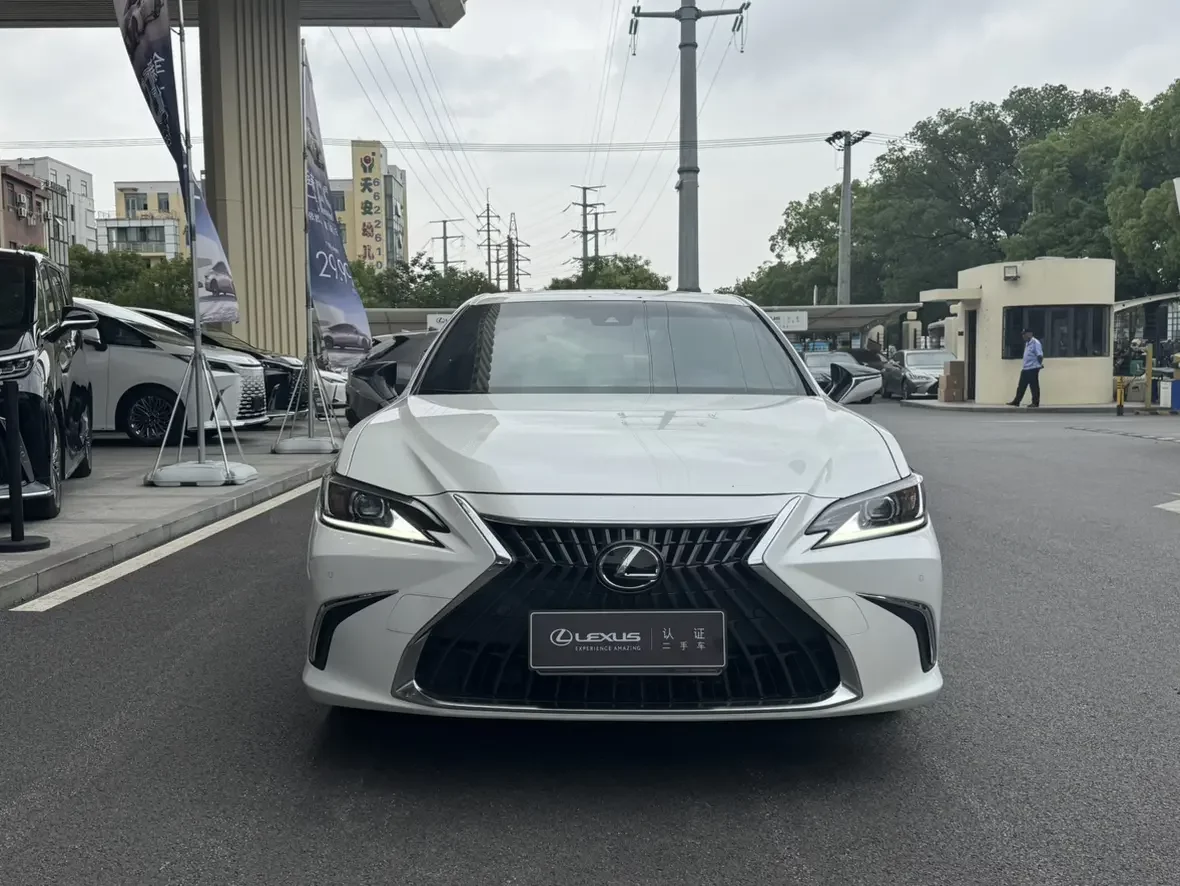 Lexus ES