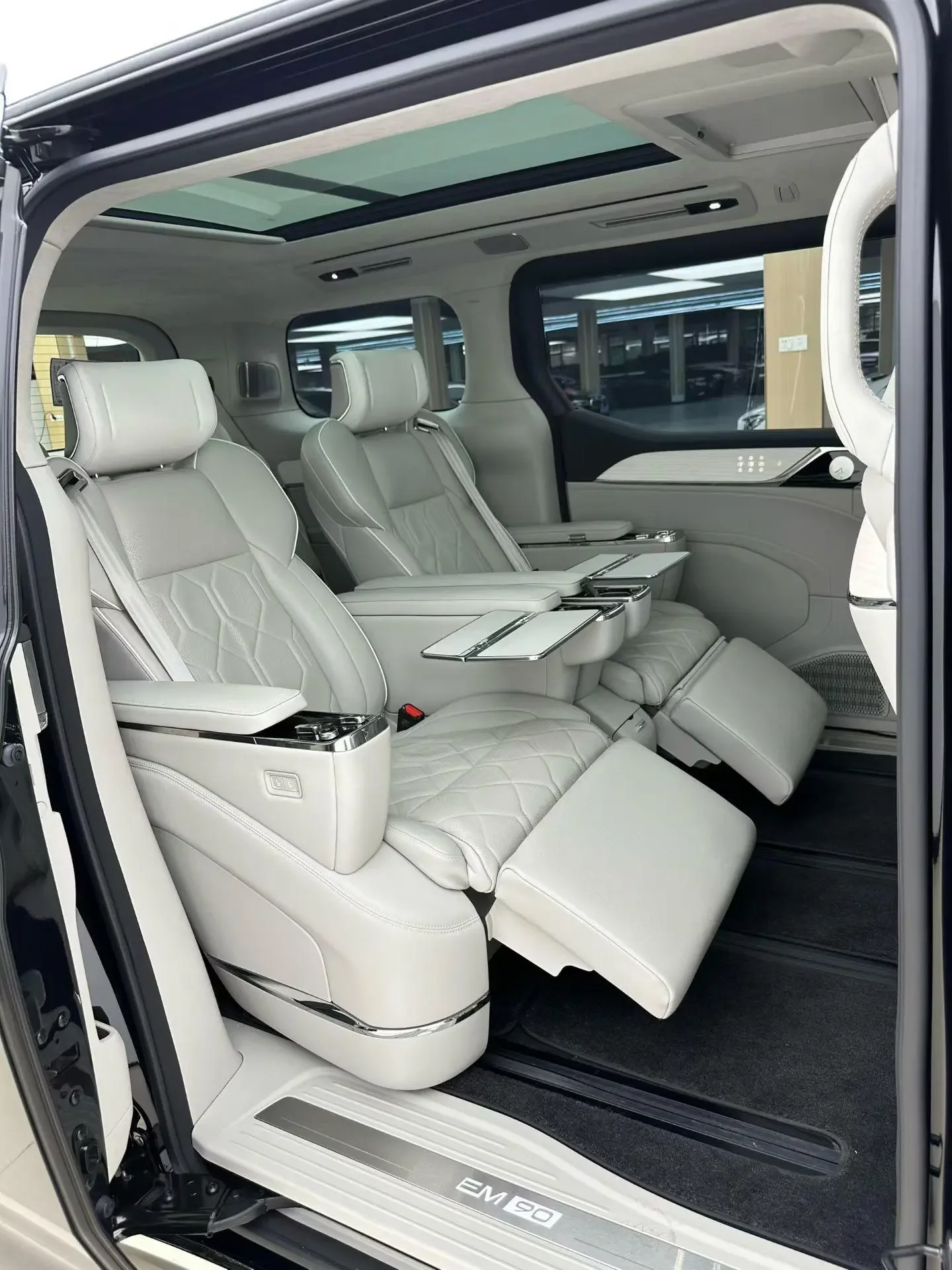 Volvo EM90