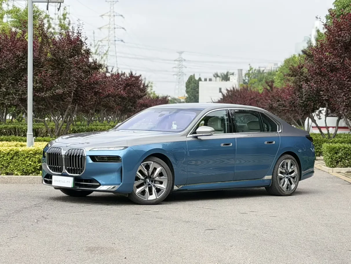 BMW i7
