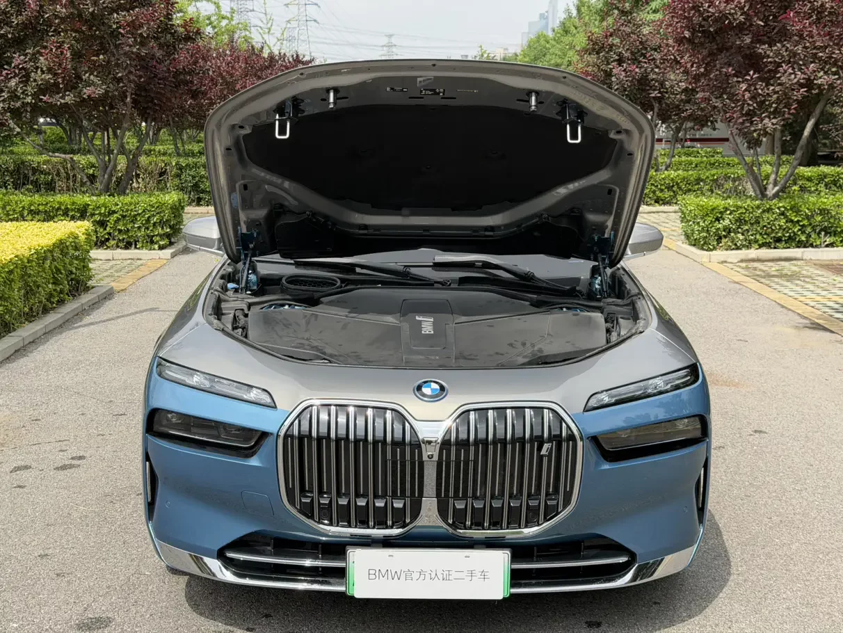 BMW i7