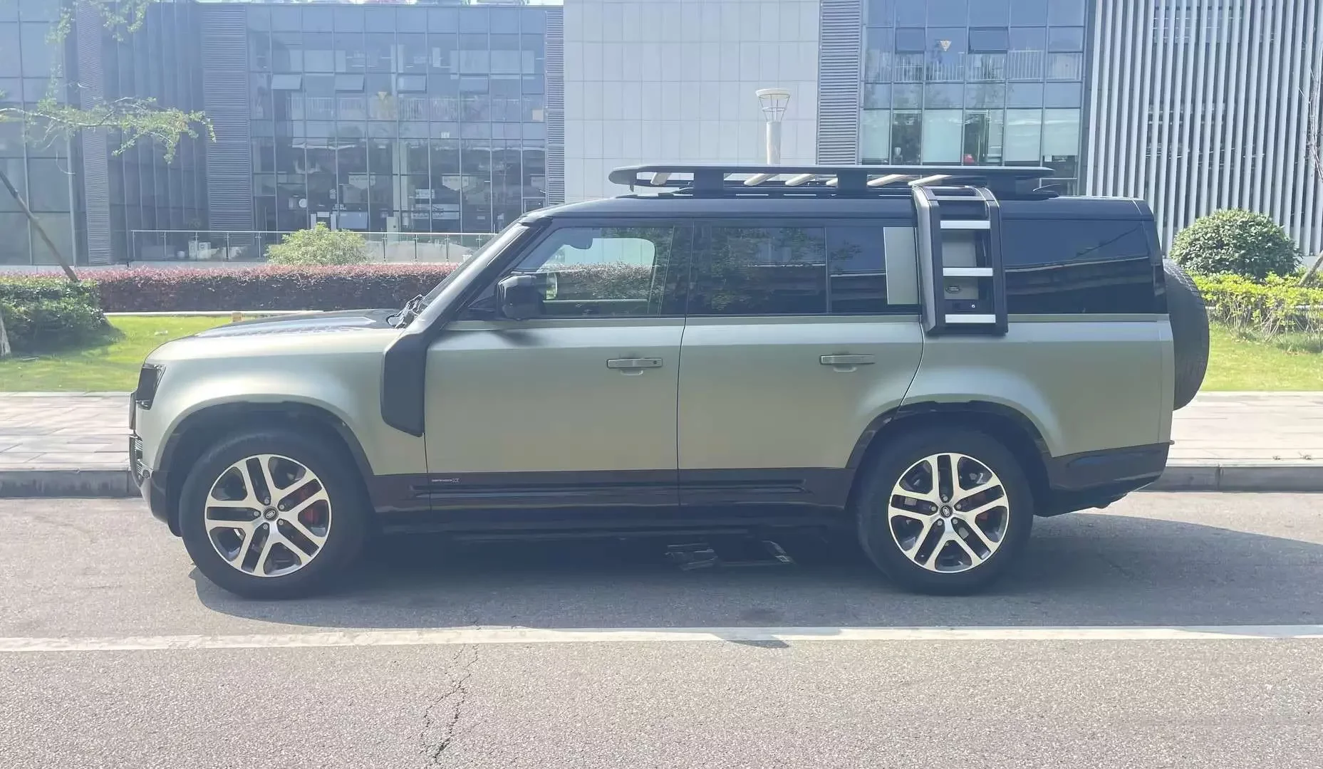 Land Rover guard