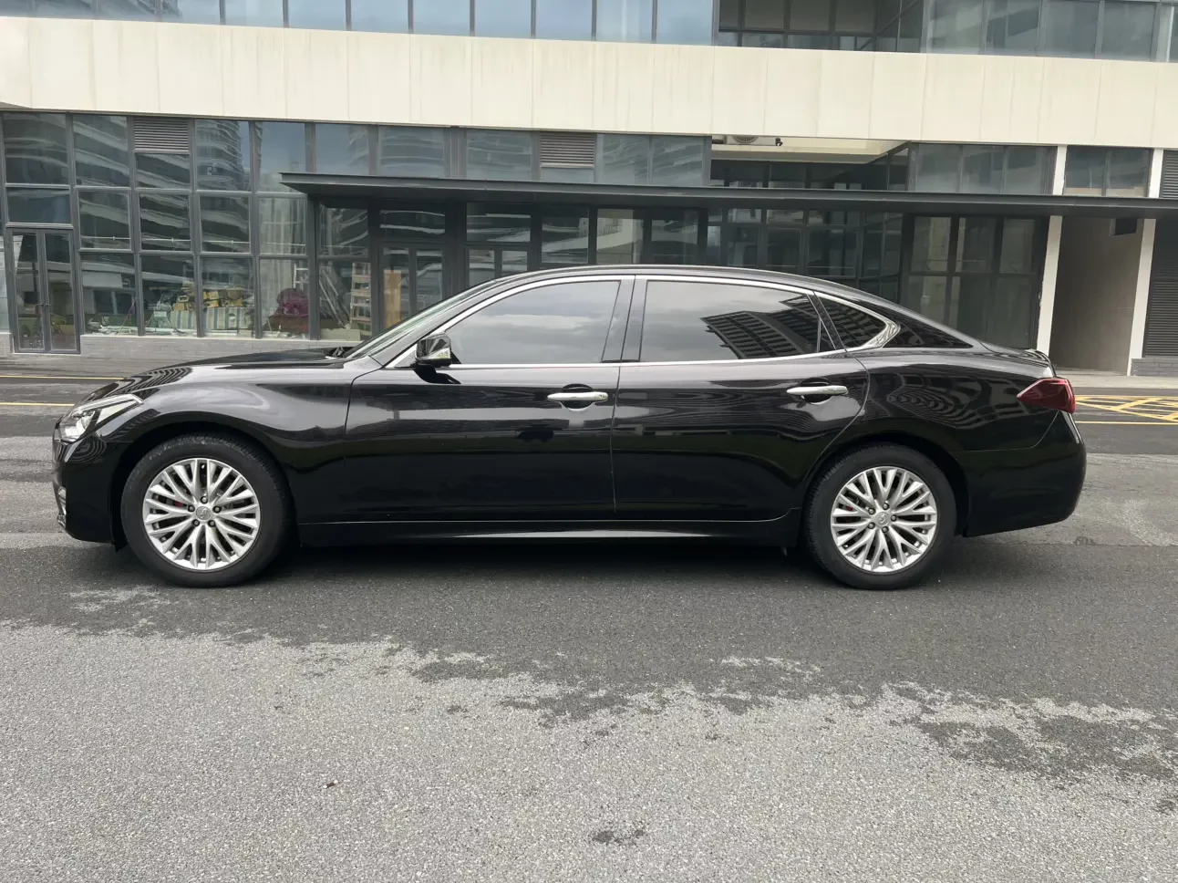 Infiniti Q70