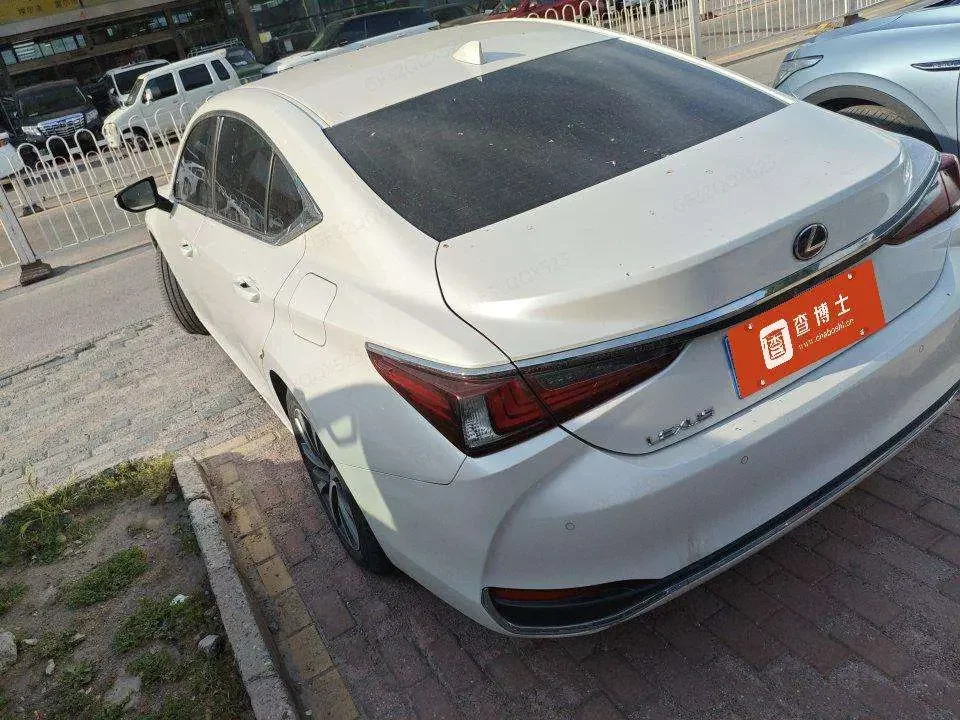 Lexus ES