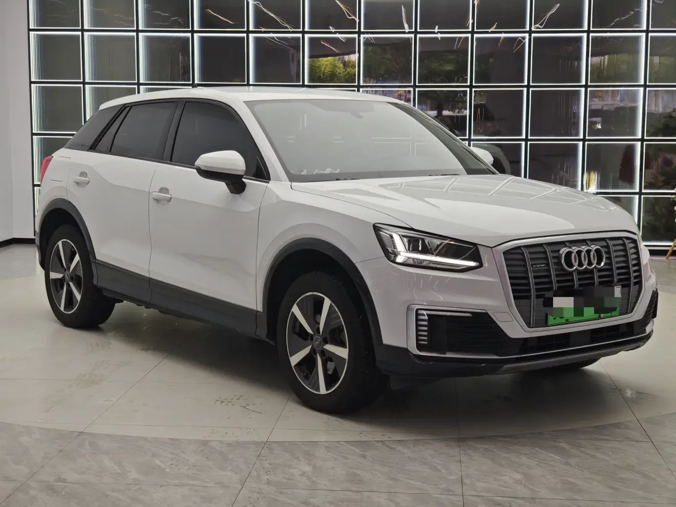 Audi Q2L e-tron