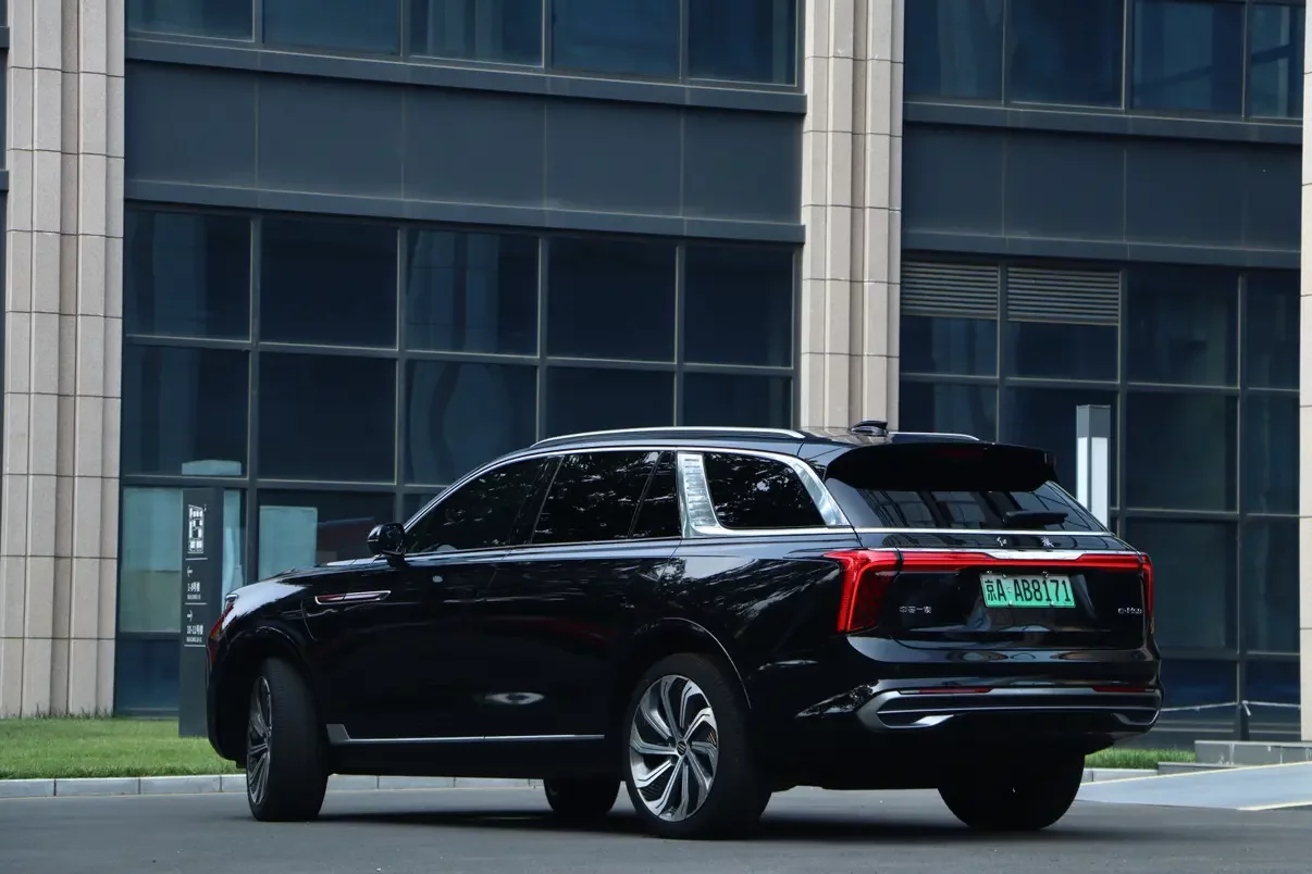 Hongqi E-HS9