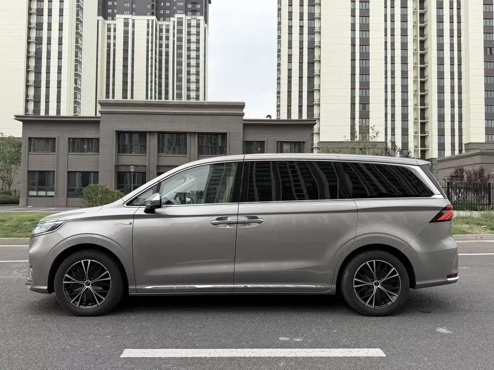 Roewe iMAX8