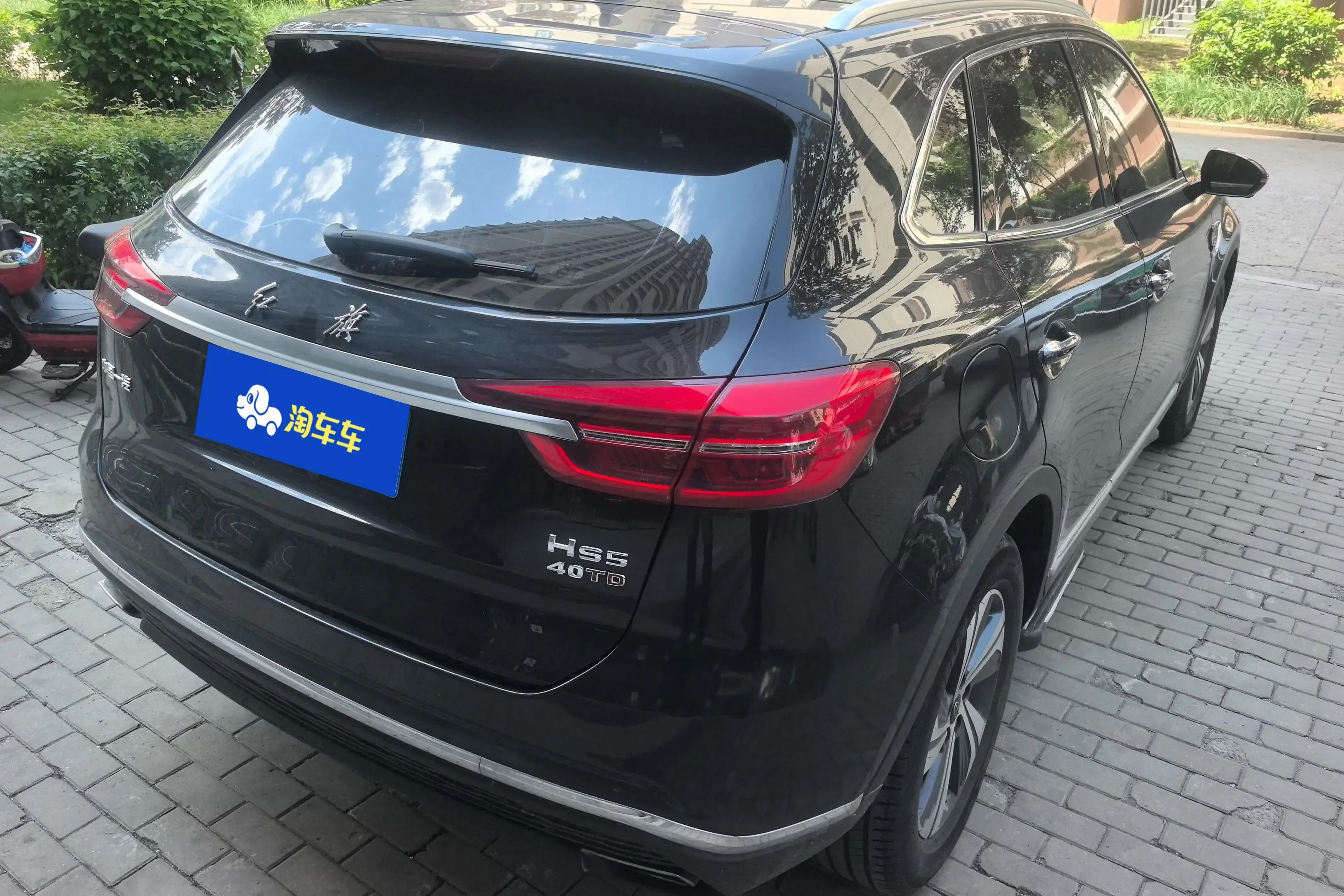Hongqi HS5