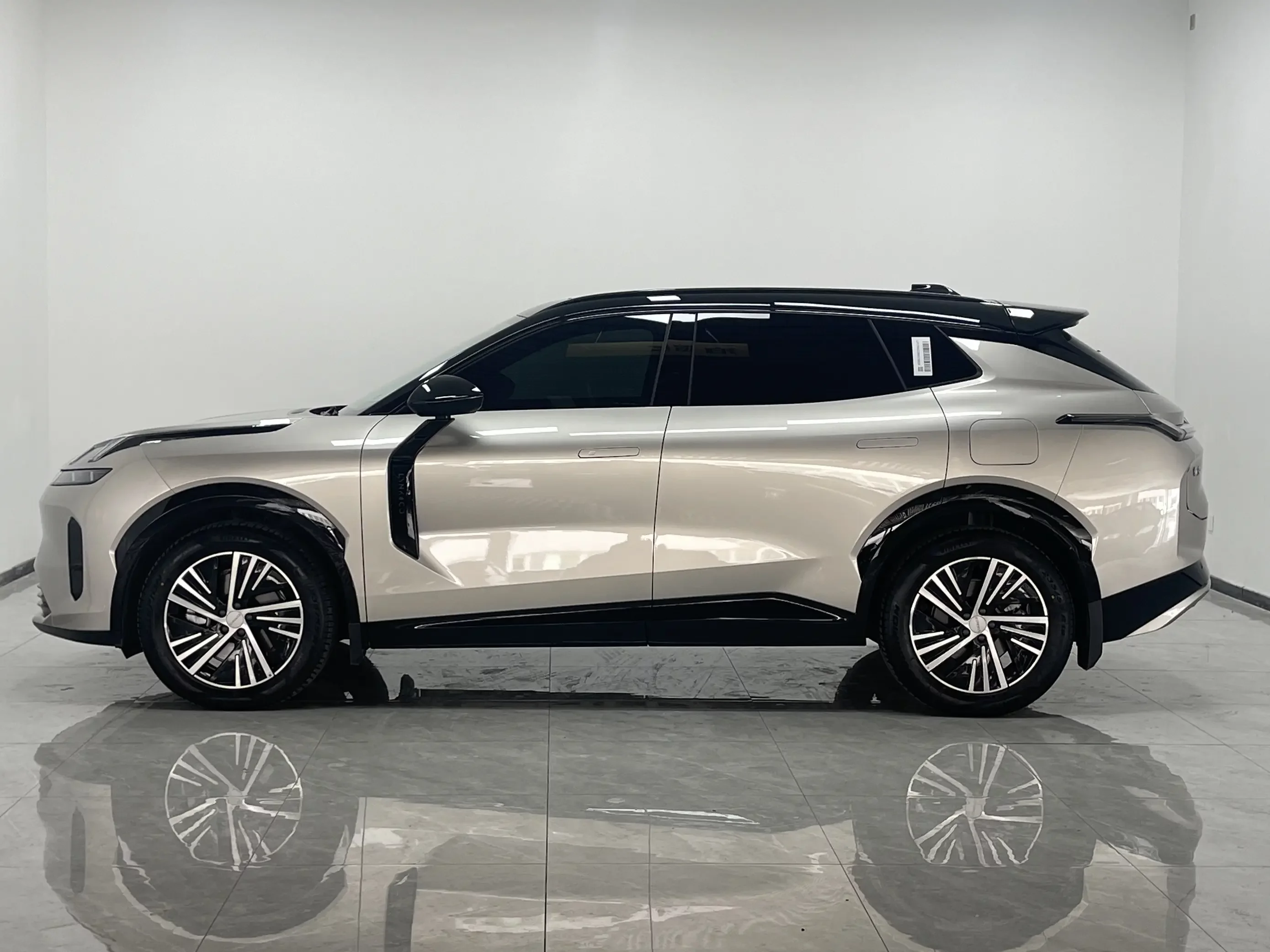 Lynk & Co 08 EM-P
