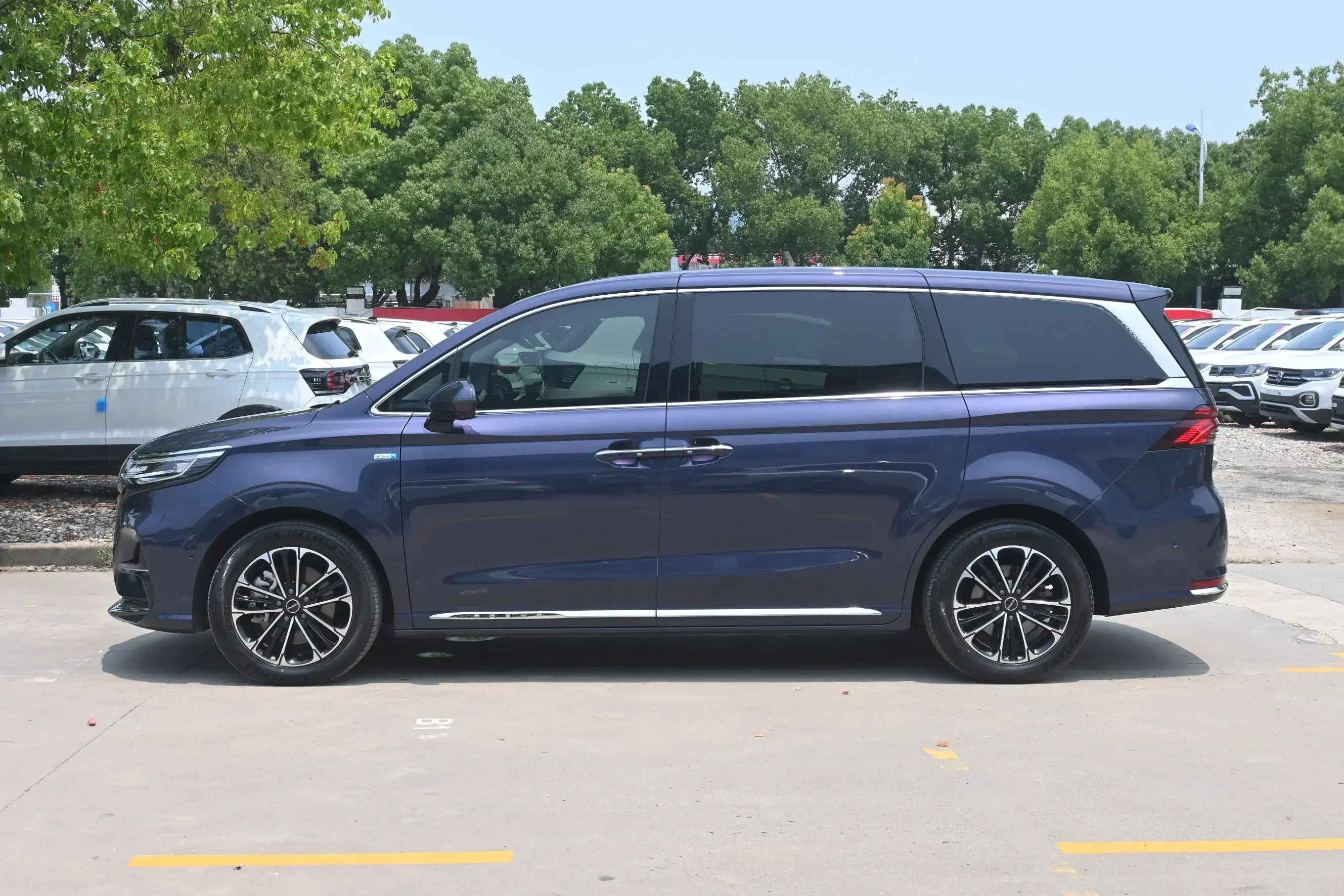 Roewe iMAX8