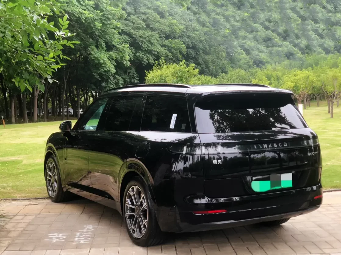 Lynk & Co 900