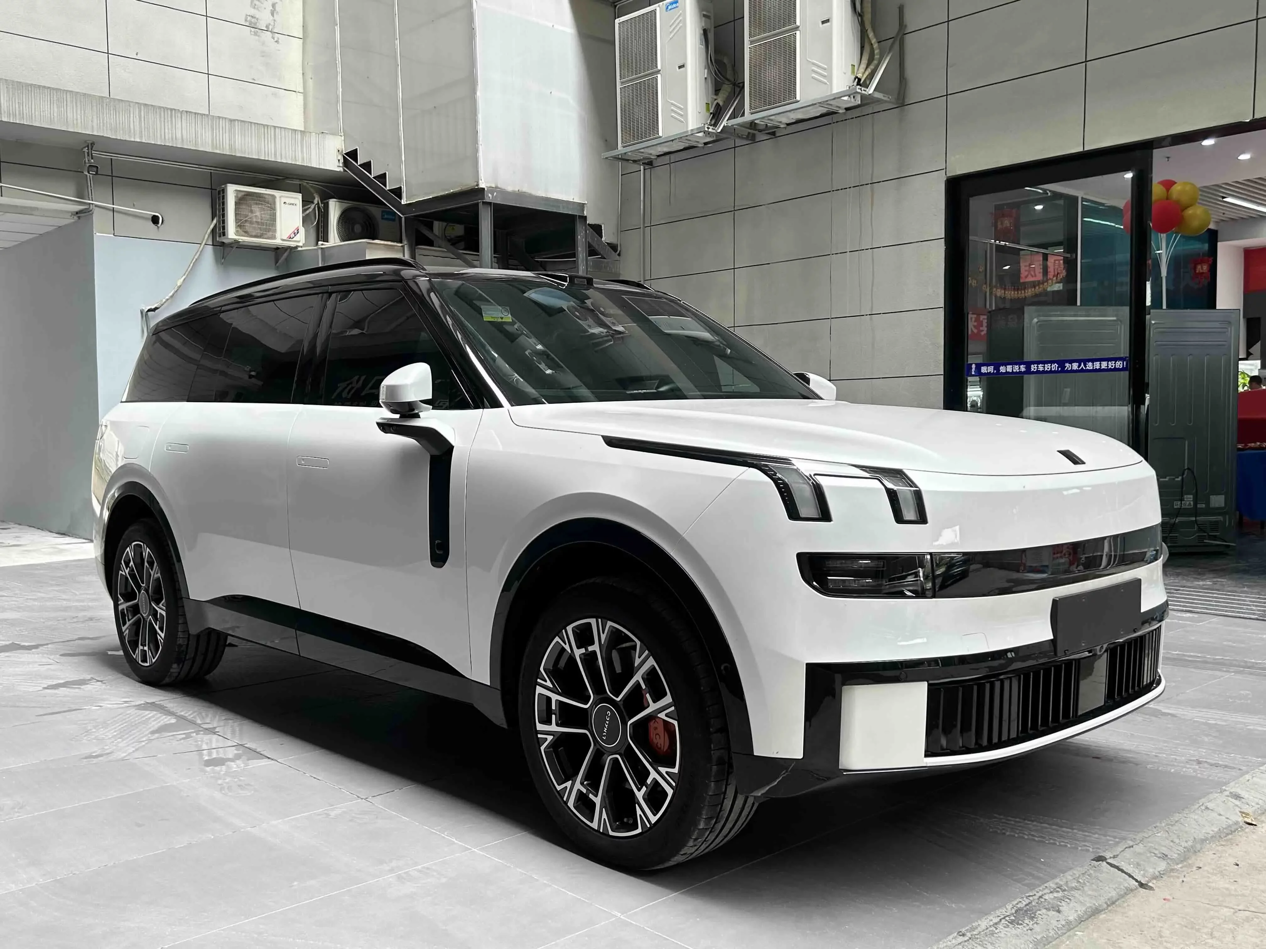 Lynk & Co 900
