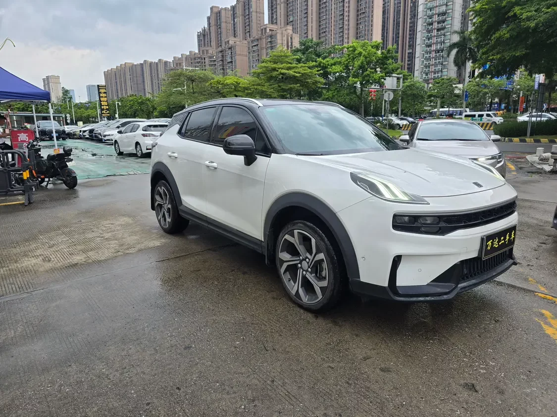 Lynk & Co 06