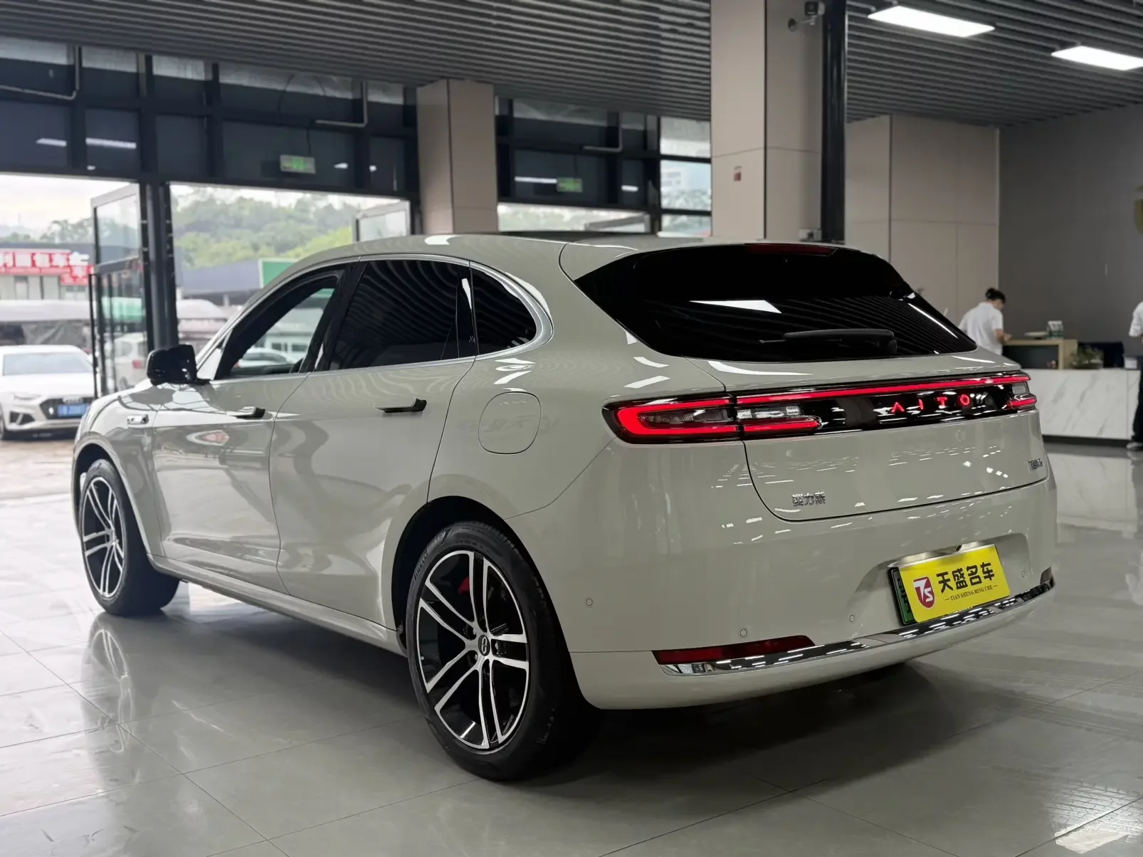 AITO M5