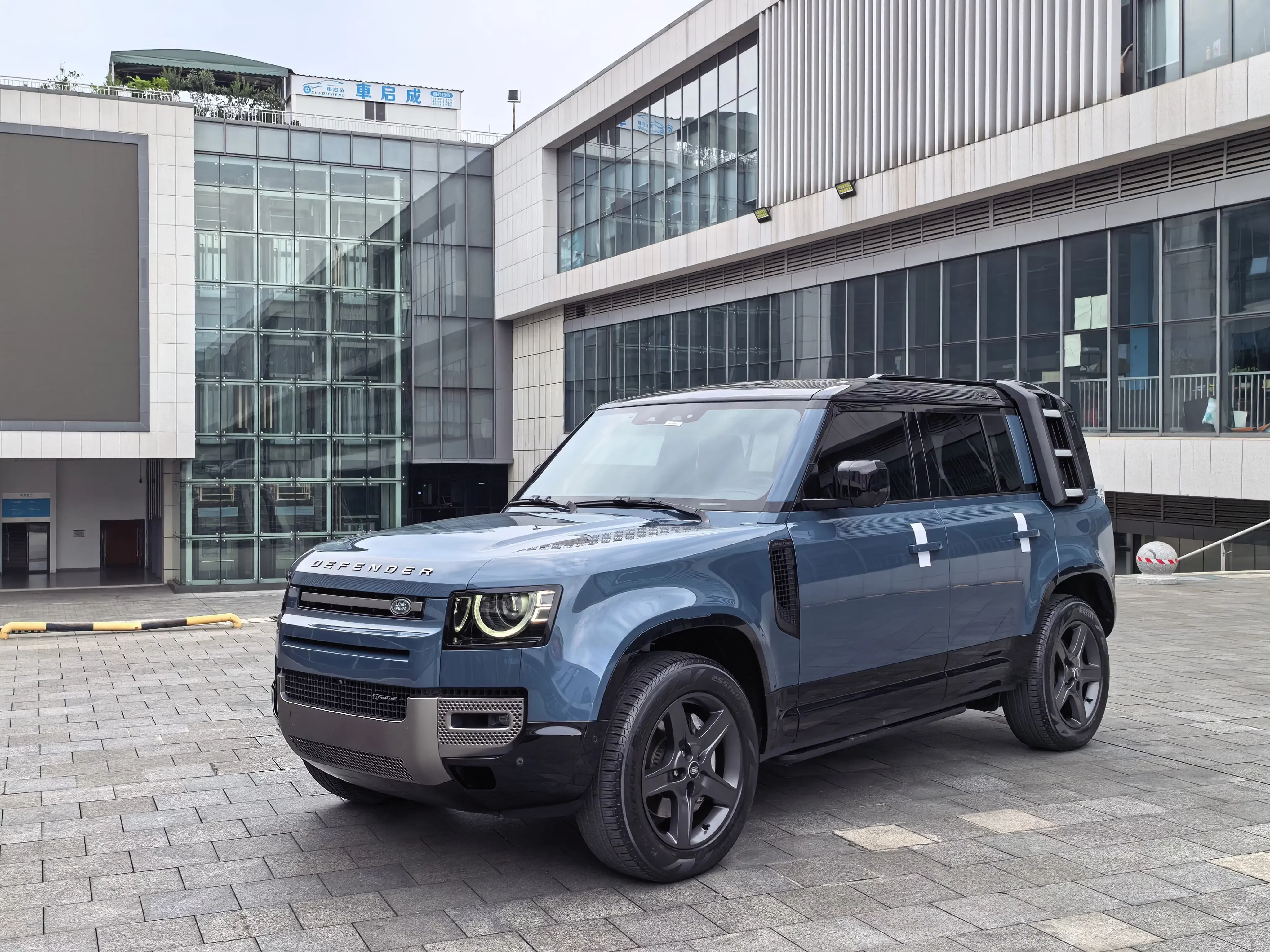 Land Rover guard