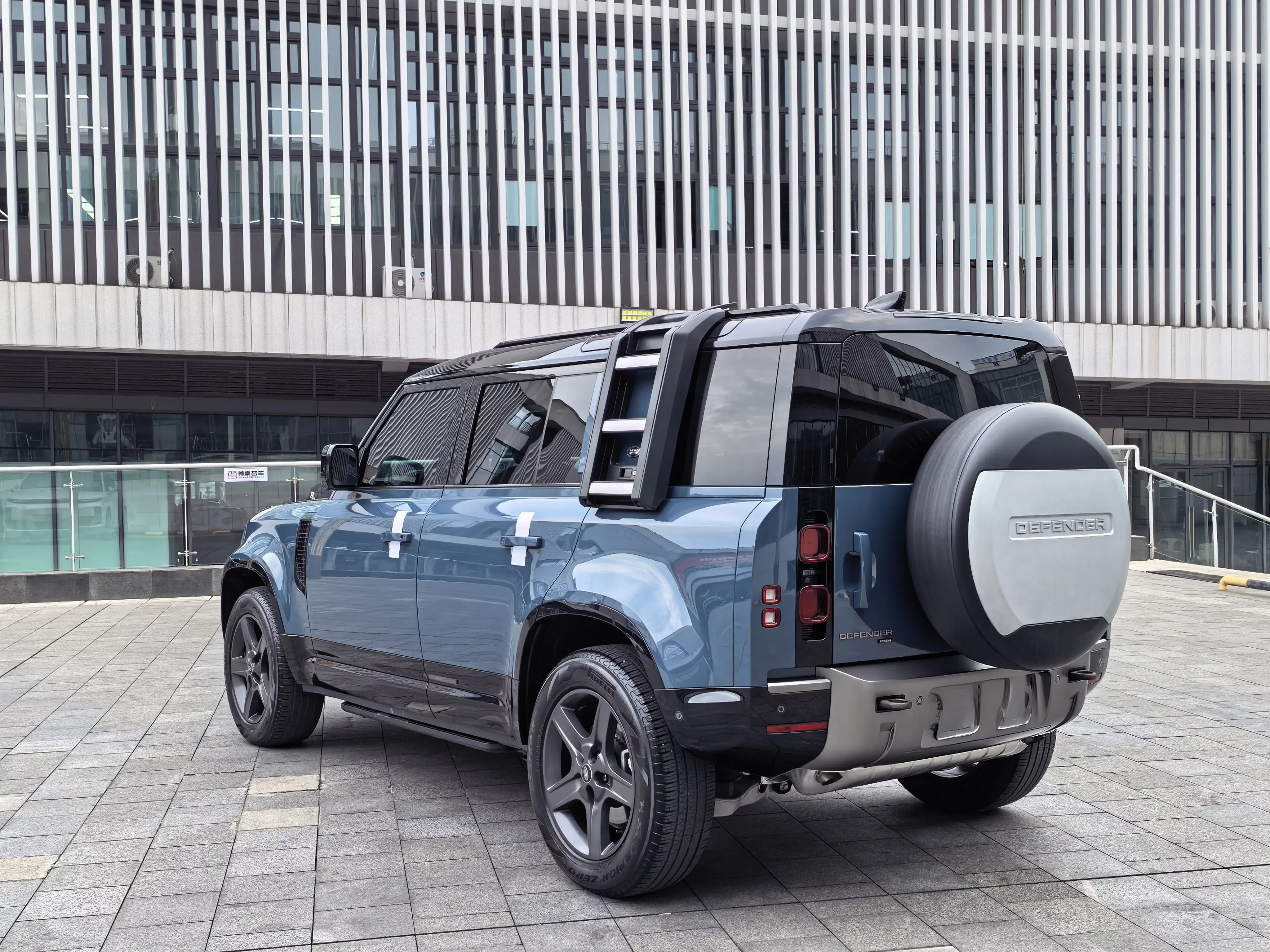 Land Rover guard