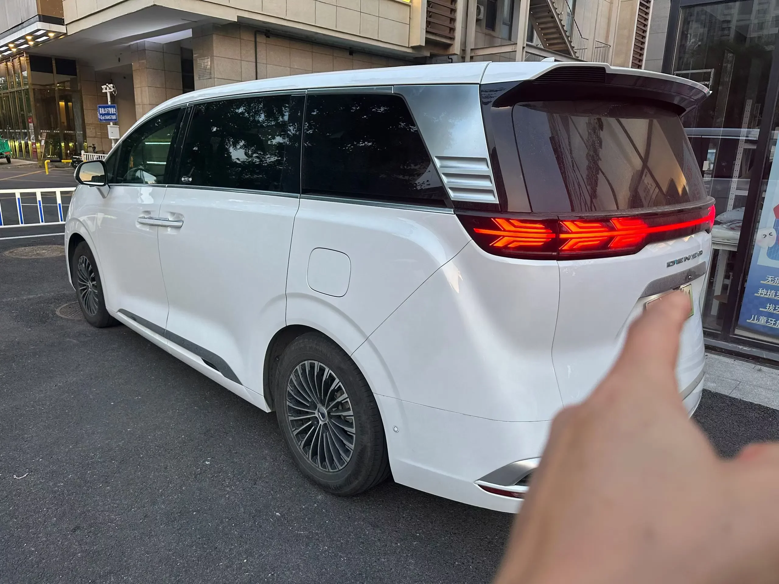 Denza D9 DM