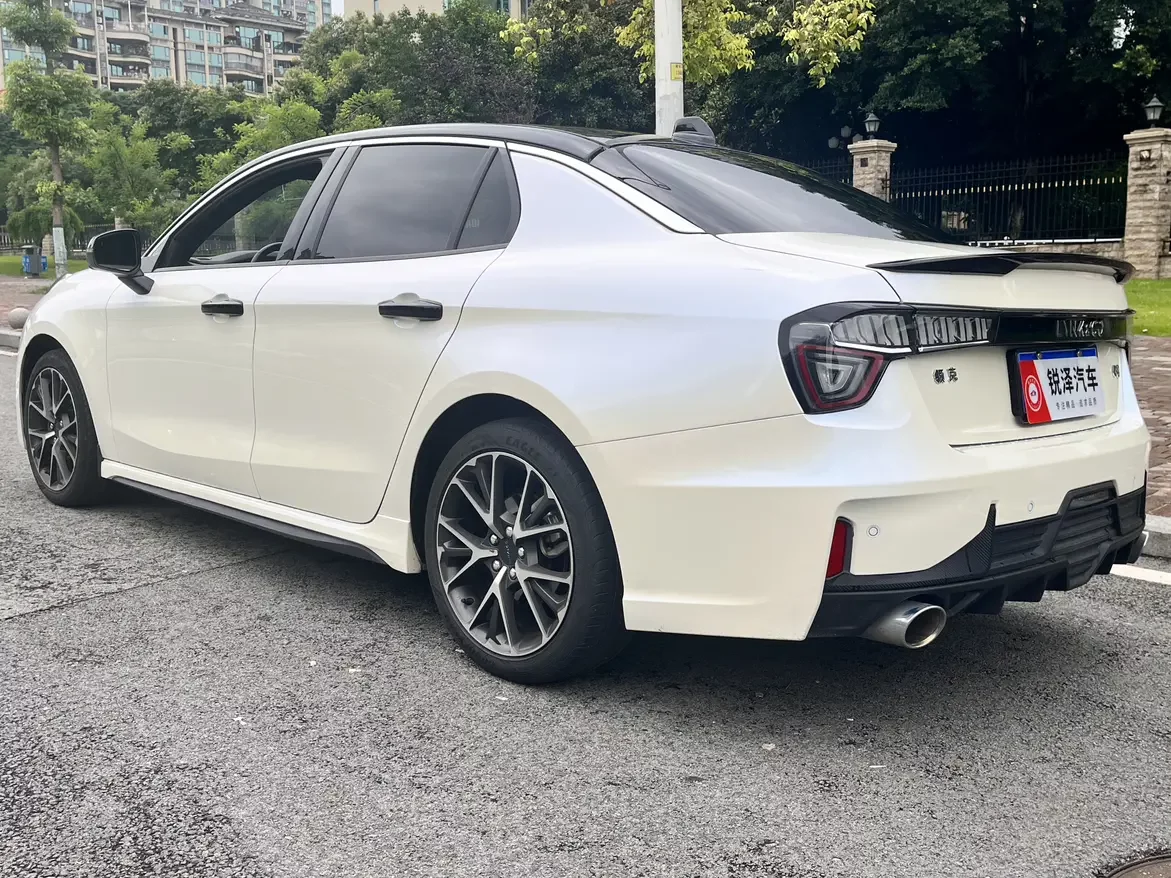 Lynk & Co 03