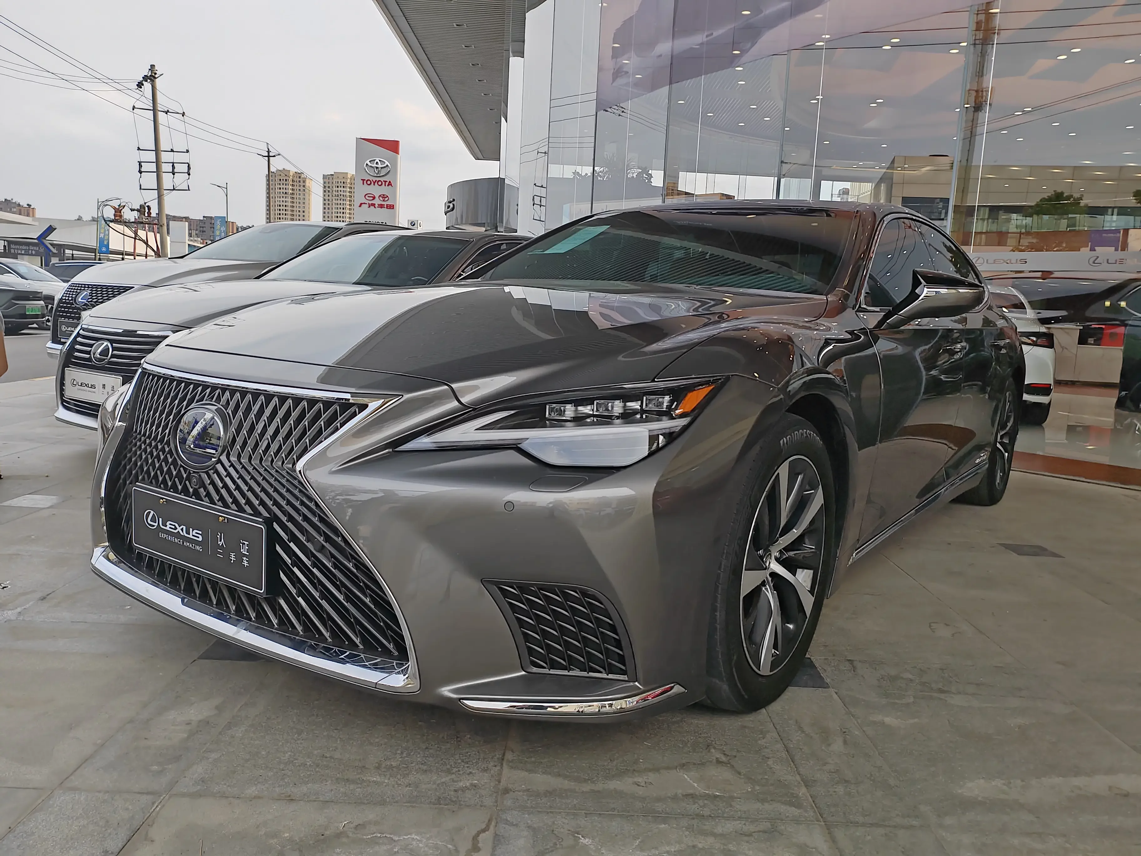 Lexus LS