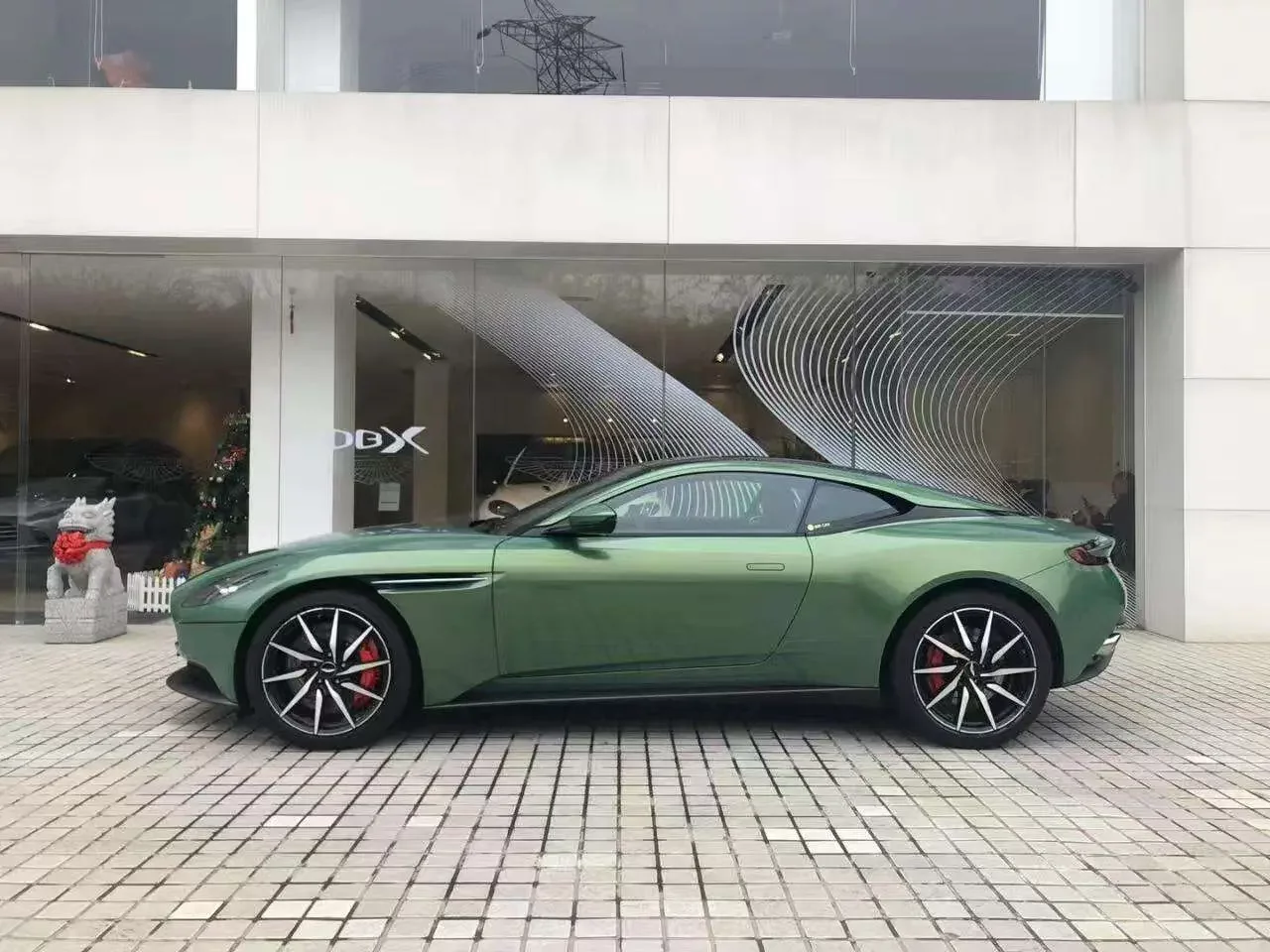 Aston Martin DB11