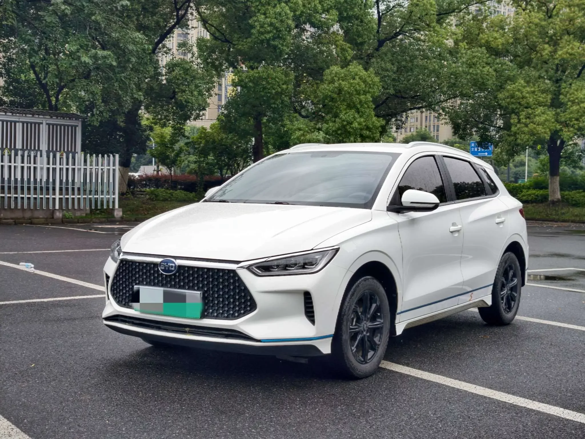 BYD e2