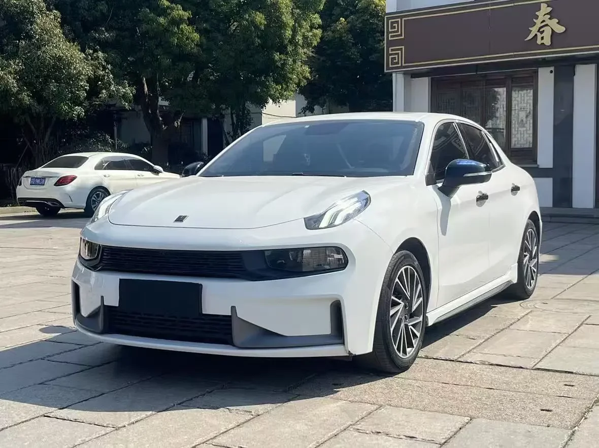 Lynk & Co 03