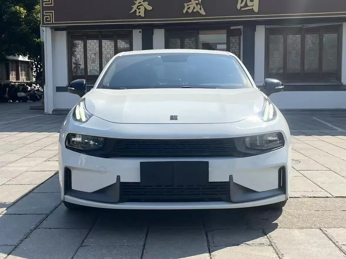 Lynk & Co 03